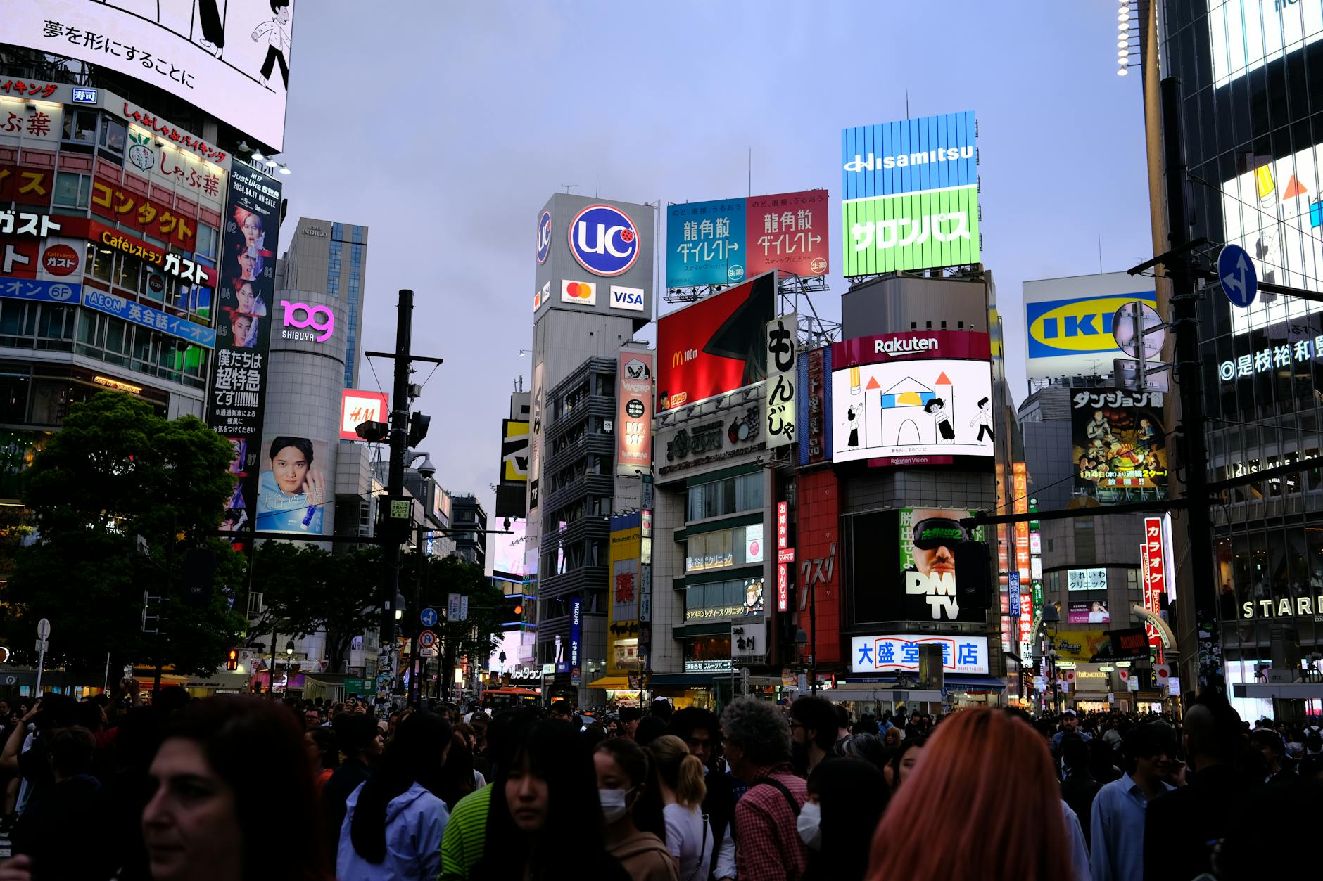 shibuya crossing night crowd (Photo: Huu Huynh / Pexels)