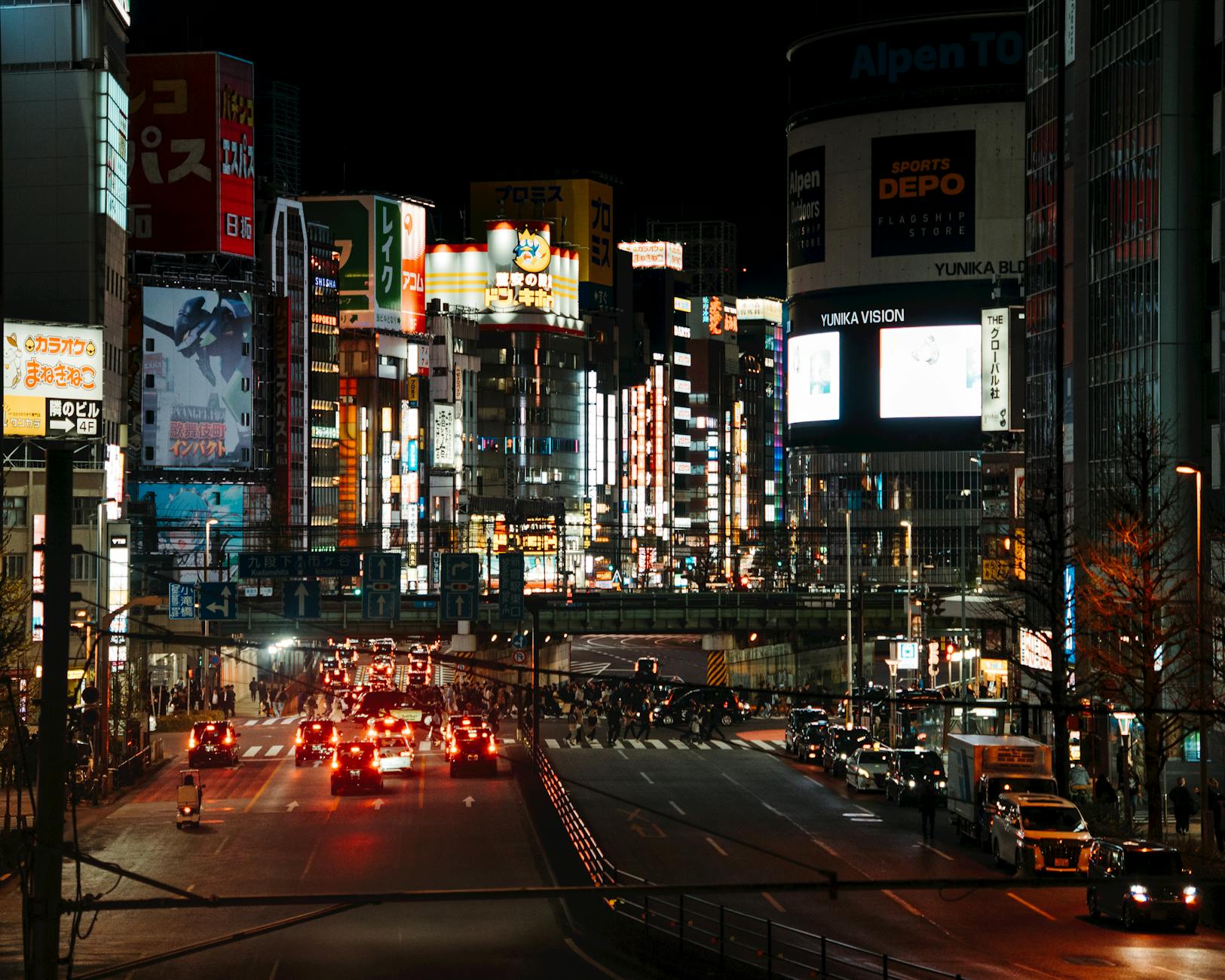 shinjuku skyline night cityscape (Photo: Calvin Rasidi / Pexels)