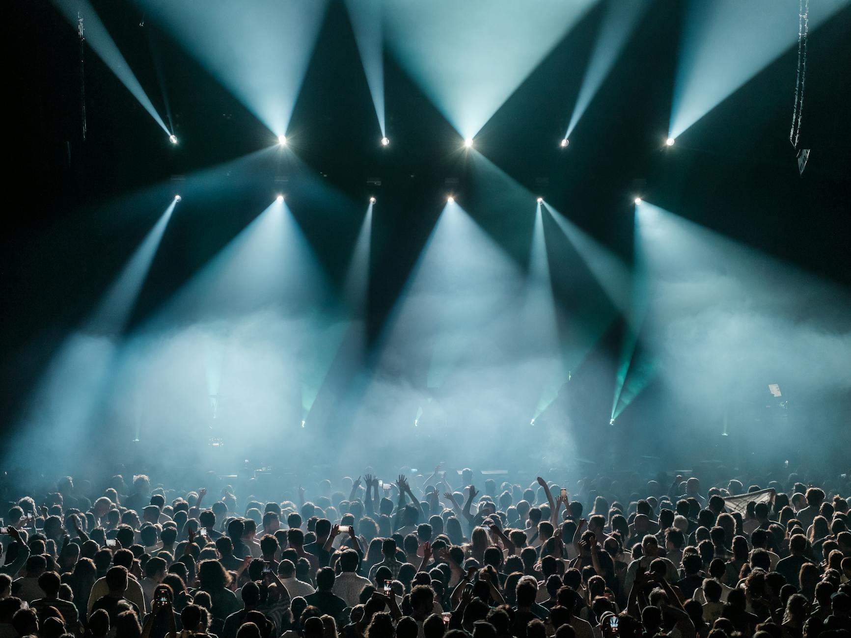 concert stage audience (Photo: Fausto Ferreira / Pexels)