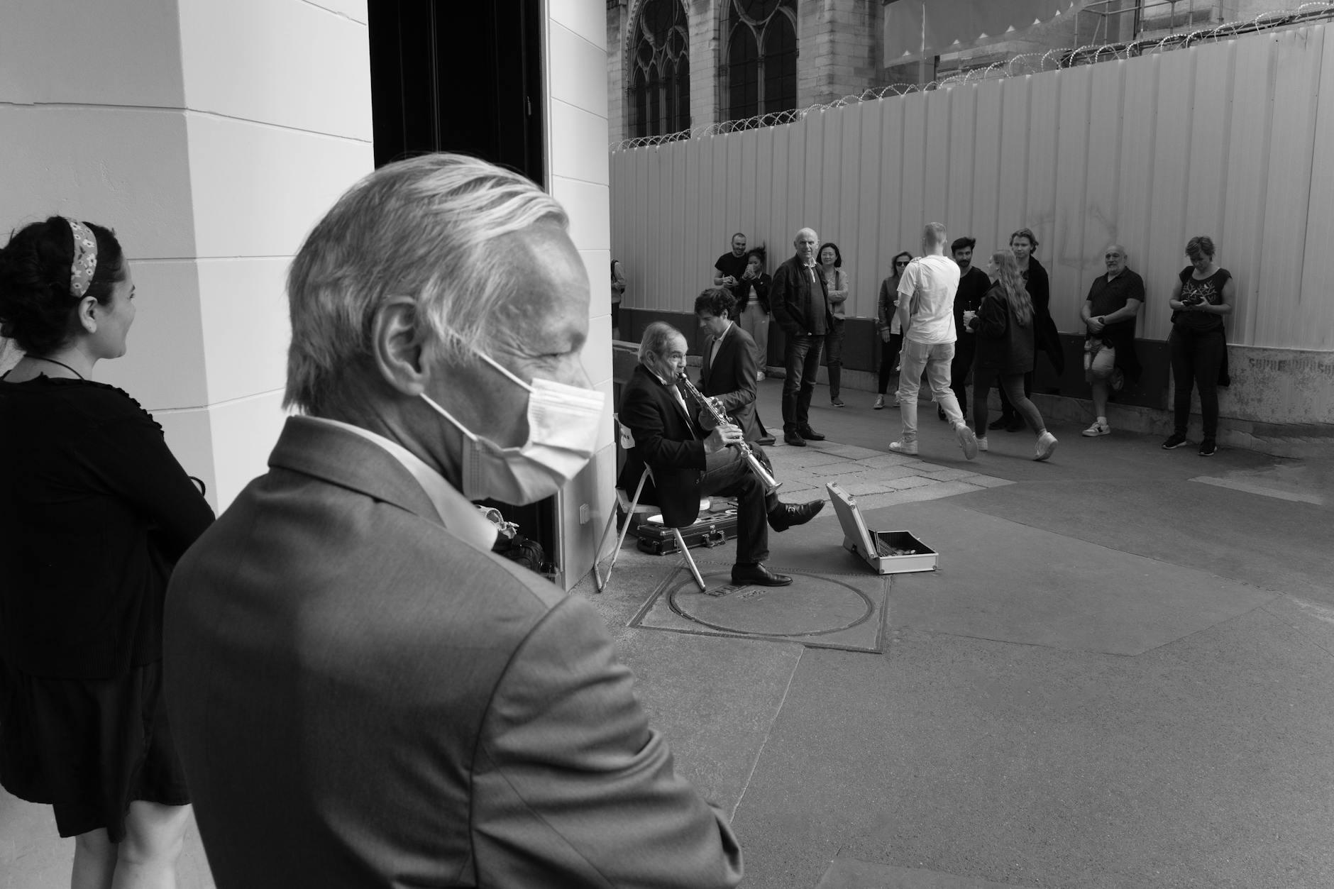 busker amplifier sidewalk people (Photo: David Kouakou / Pexels)