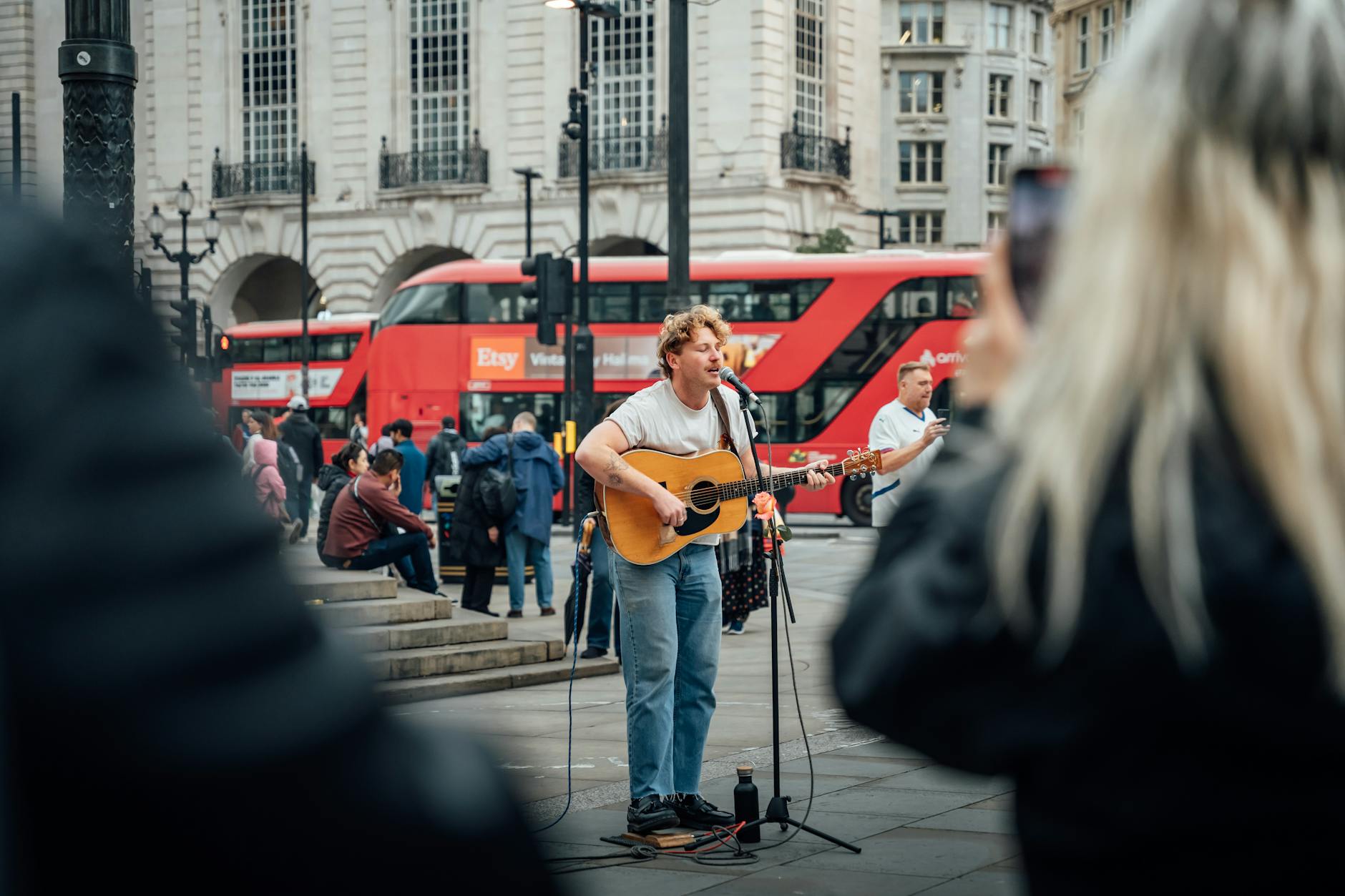busker street performer crowd daytime (Photo: Miguel González / Pexels)