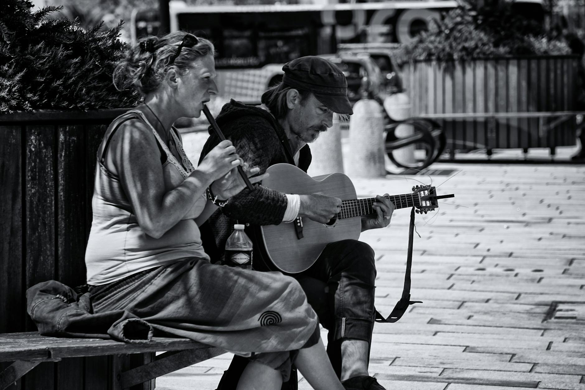 street musician acoustic guitar japan (Photo: Richard REVEL / Pexels)