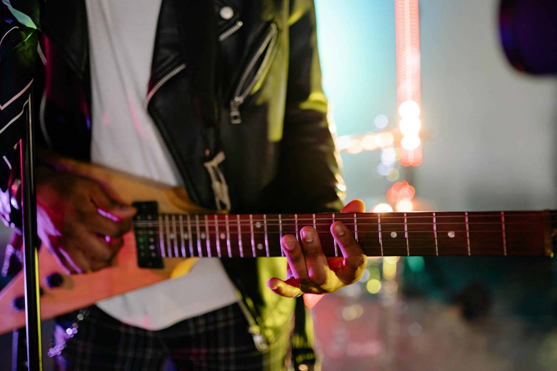 musician performing guitar (Photo: Yan Krukau / Pexels)