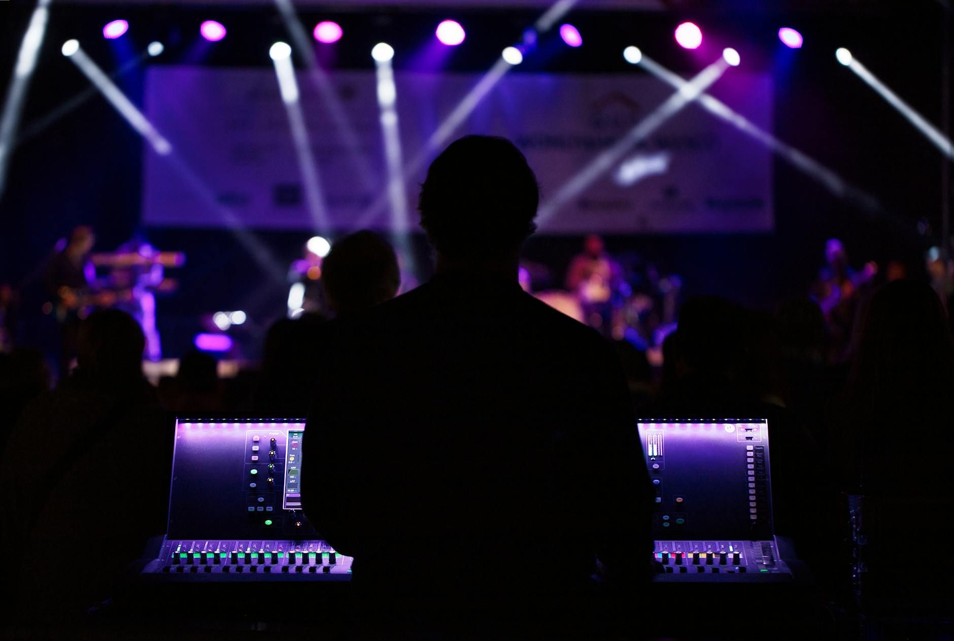 audio engineer live event (Photo: Marc Schulte / Pexels)