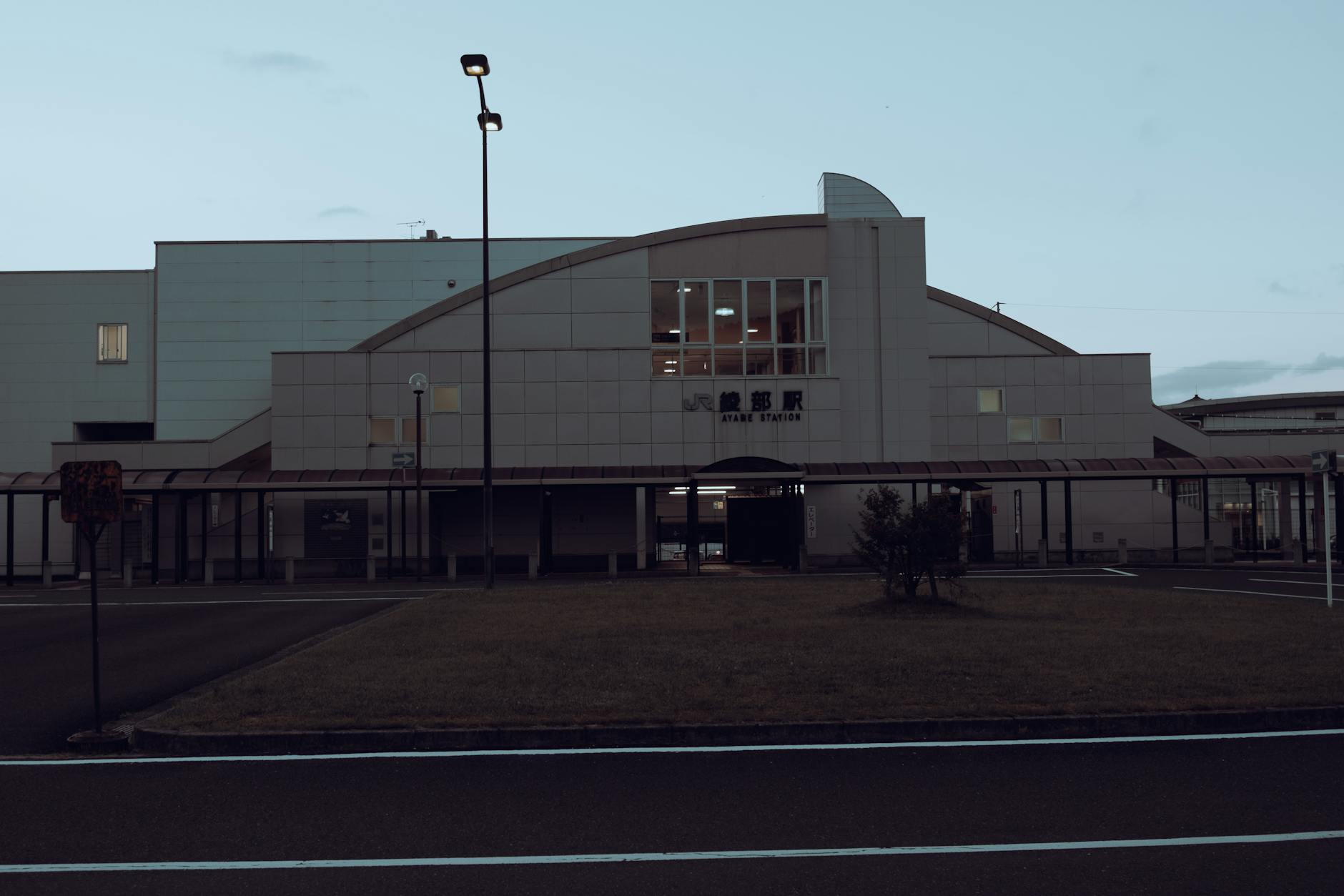 japan suburban station evening (Photo: Tien Nguyen / Pexels)