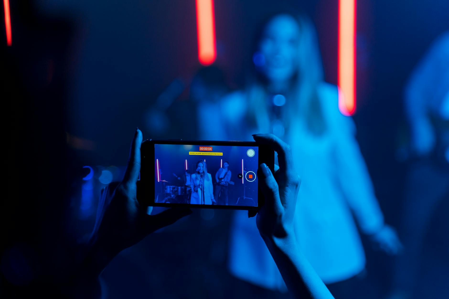 musician smartphone recording outdoor (Photo: AI25.Studio AI GENERATIVE / Pexels)