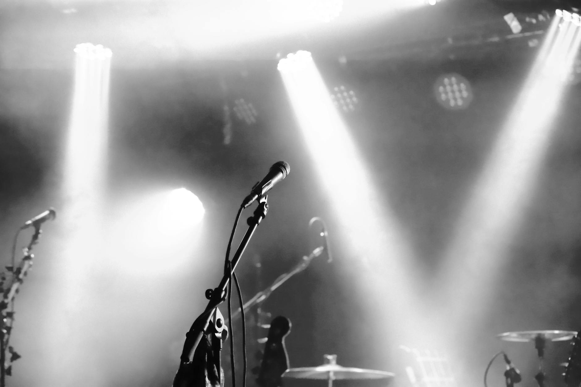 concert stage (Photo: David Barber / Pexels)