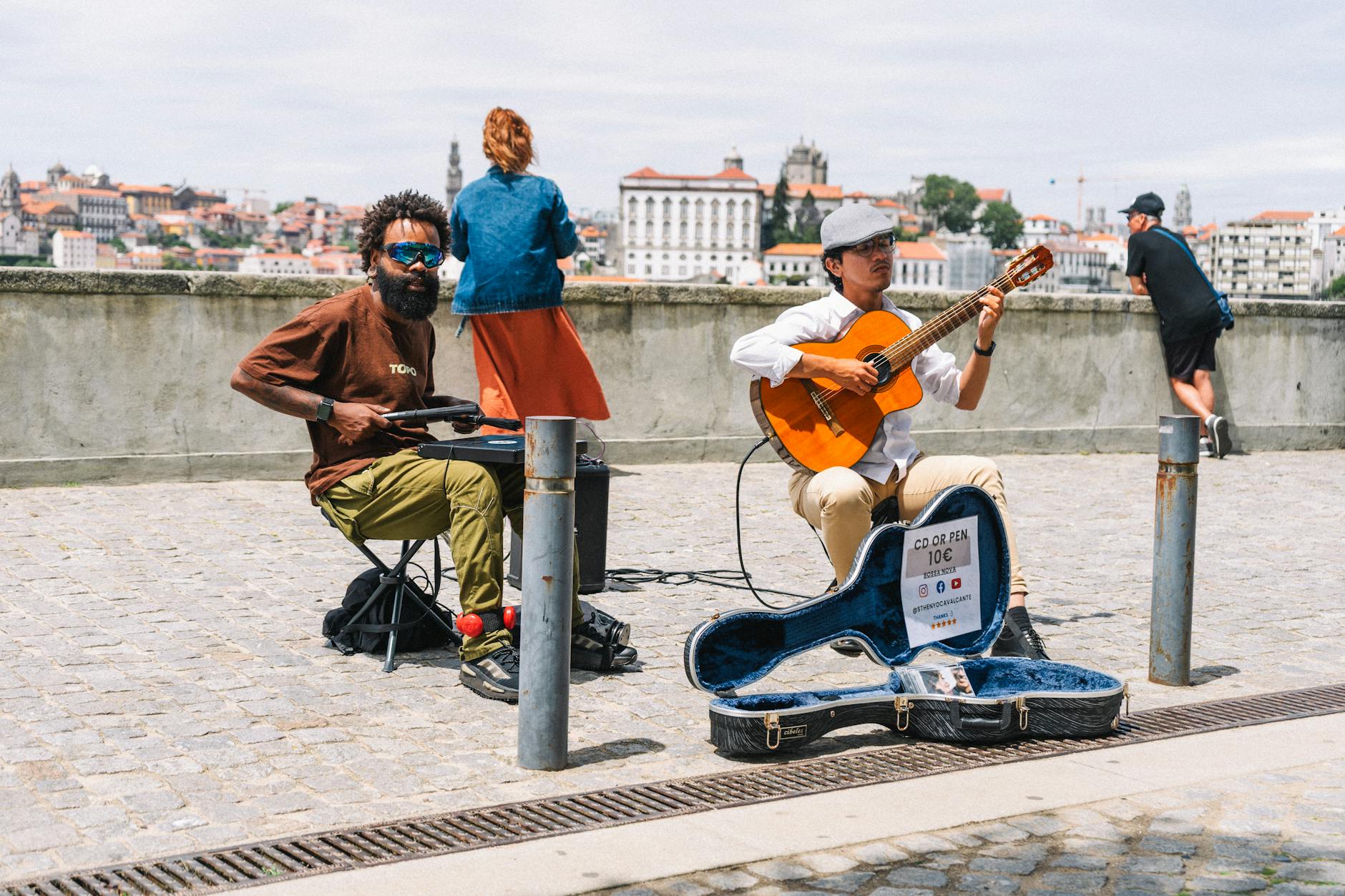 busker amplifier sidewalk people (Photo: Uiliam Nörnberg / Pexels)