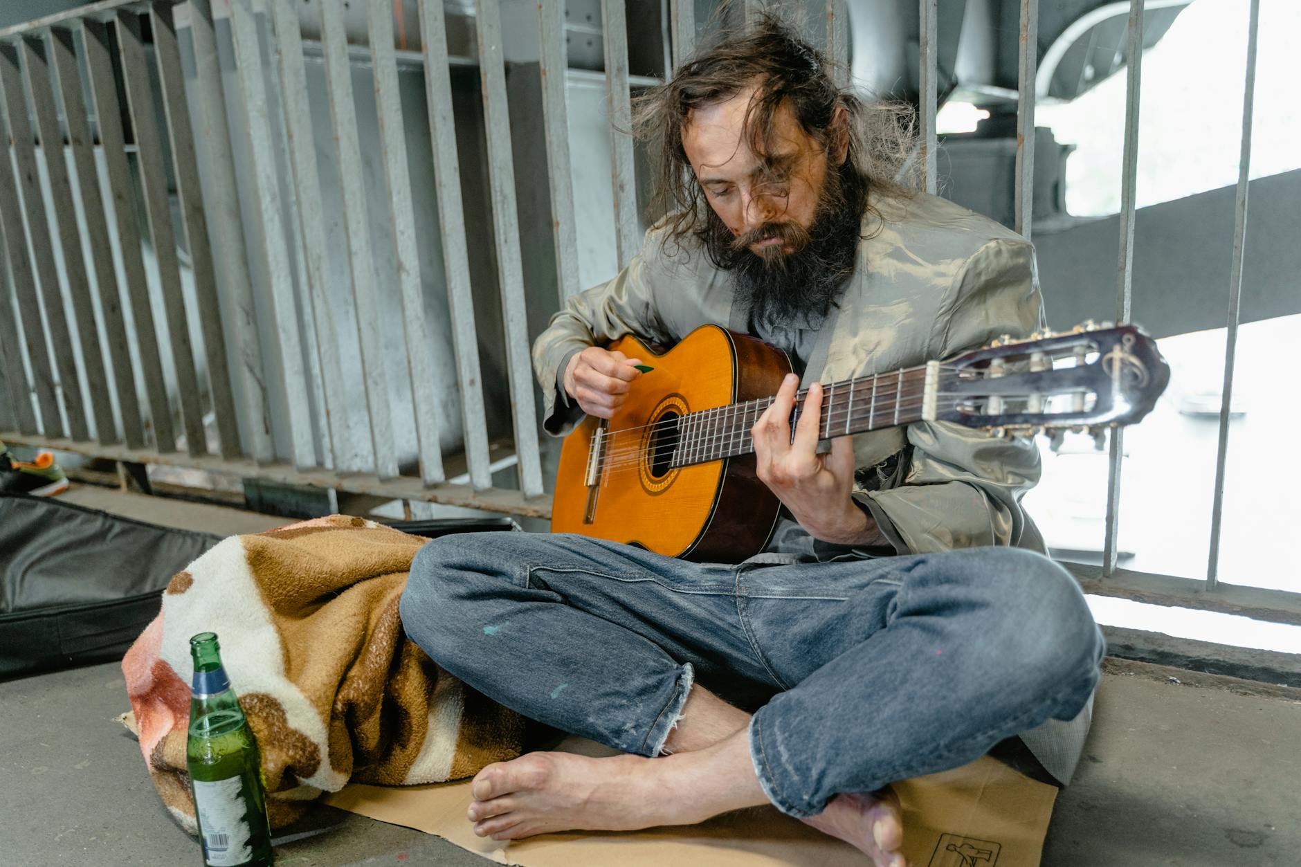 yokohama street musician acoustic guitar (Photo: MART PRODUCTION / Pexels)