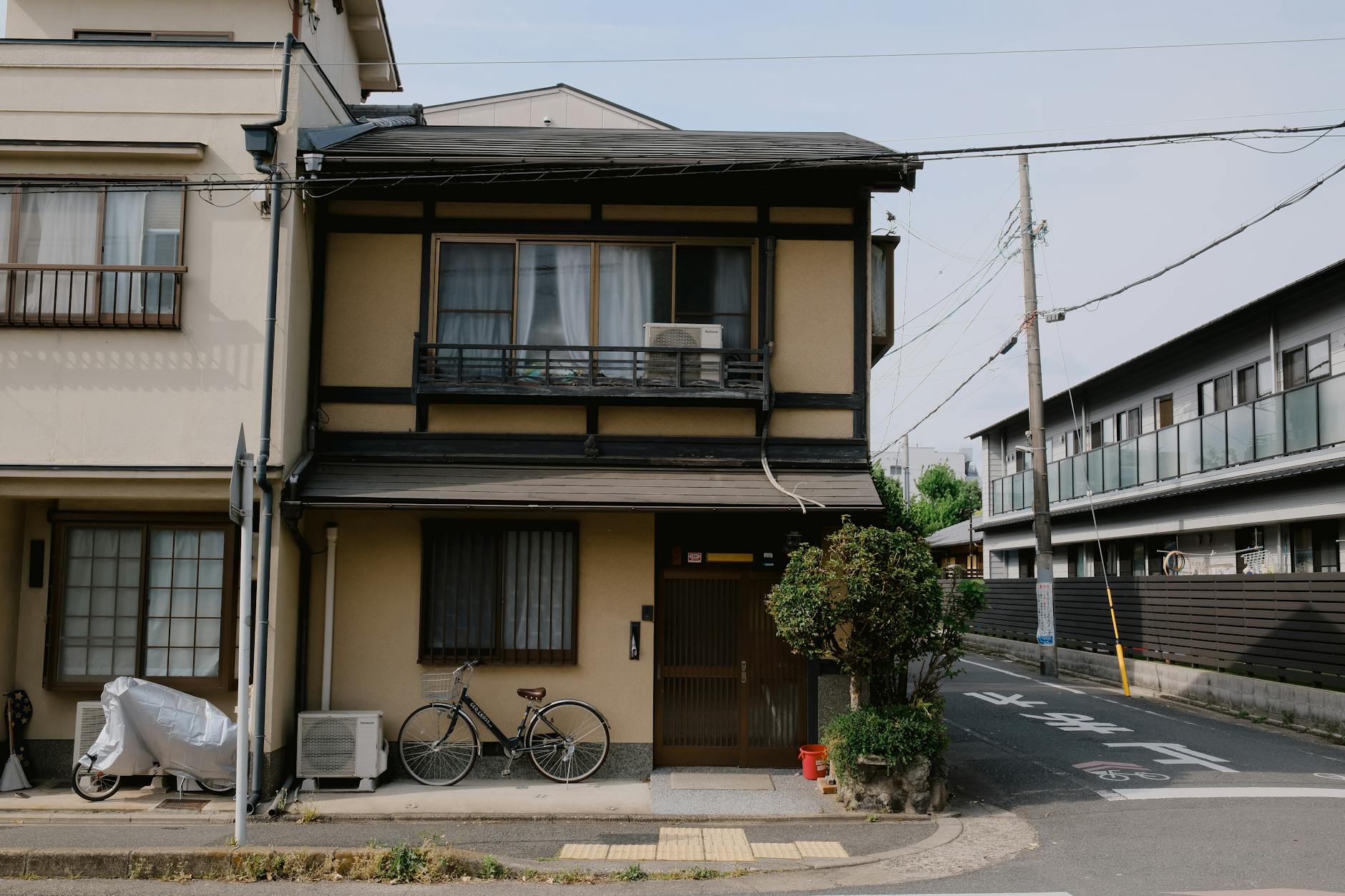 small live house stage japan (Photo: Ayyeee Ayyeee / Pexels)