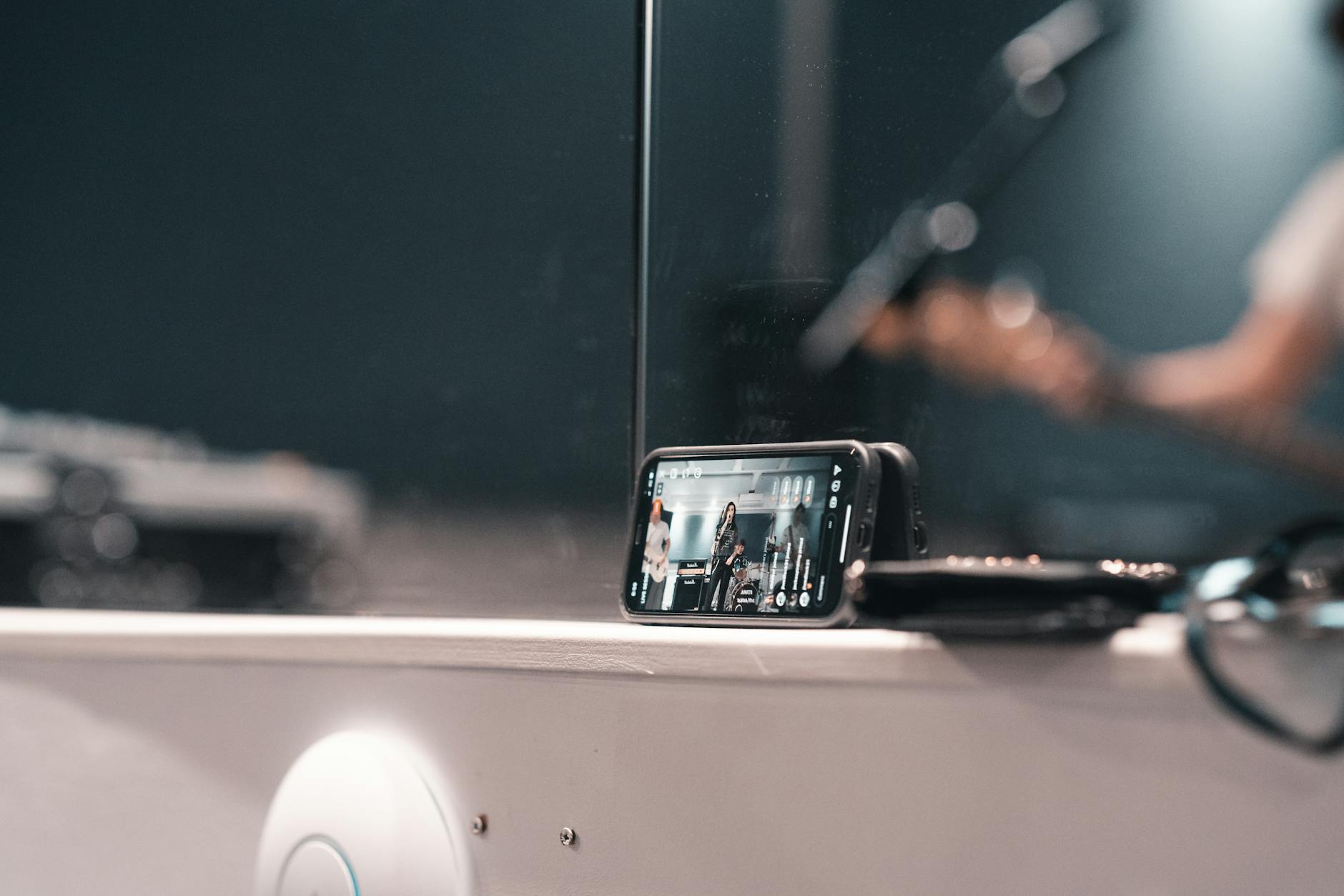 musician smartphone recording street (Photo: Ben Collins / Pexels)