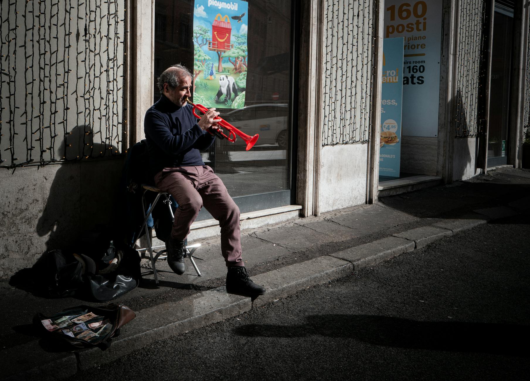 busker amplifier sidewalk commuters (Photo: Joshuan Barboza / Pexels)