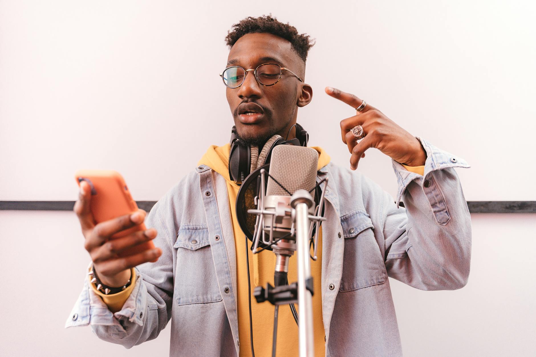 musician smartphone recording outdoor (Photo: AI25.Studio AI GENERATIVE / Pexels)