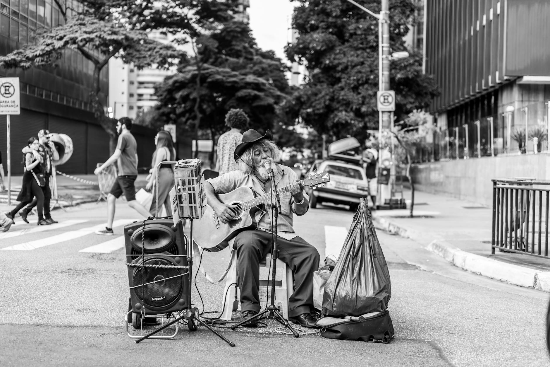 busker amplifier sidewalk people (Photo: Guilman / Pexels)