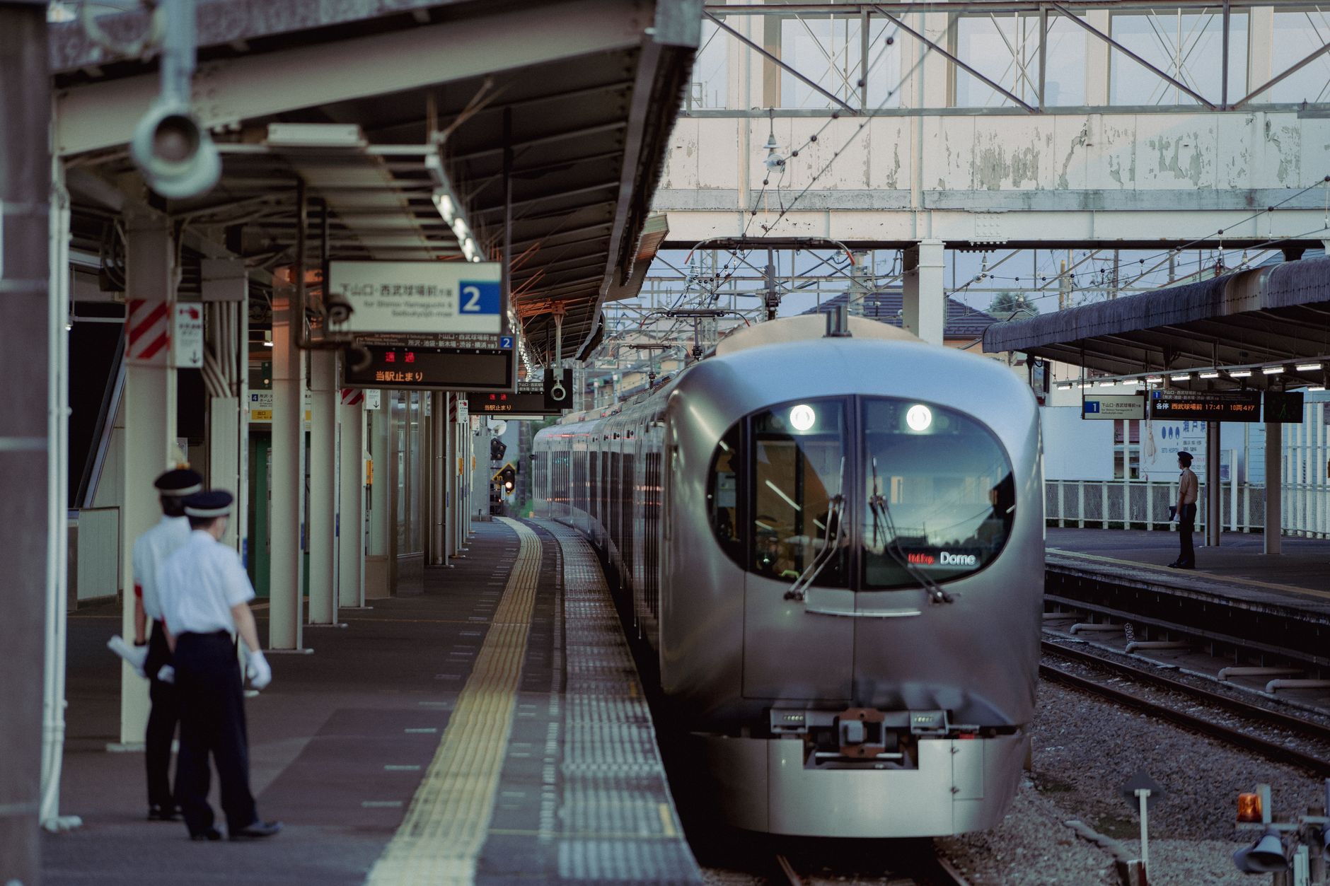 japanese suburban station pedestrian deck (Photo: Nguyễn Thành Nhân / Pexels)