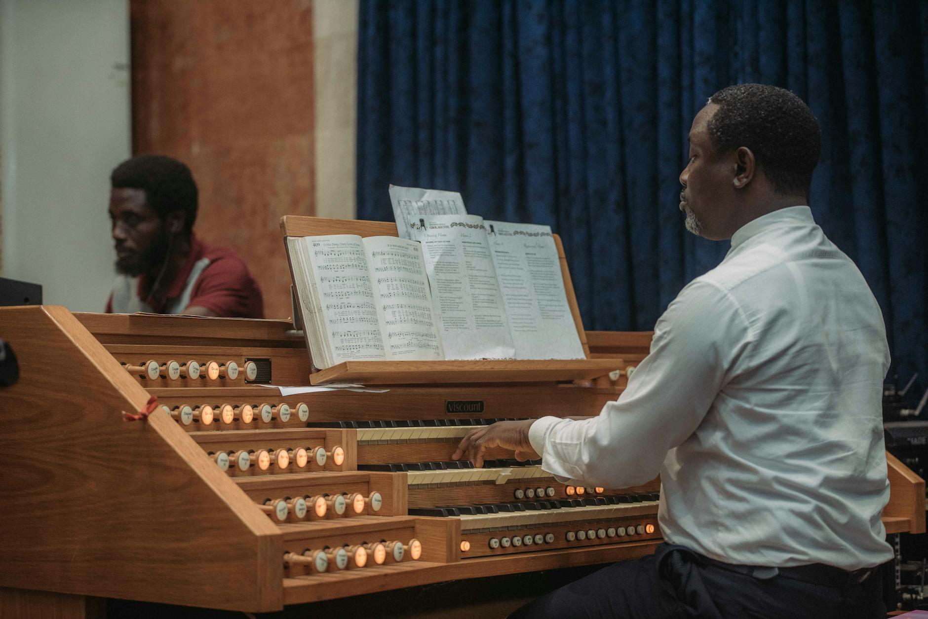 concert producer organizing (Photo: Tosin Superson / Pexels)
