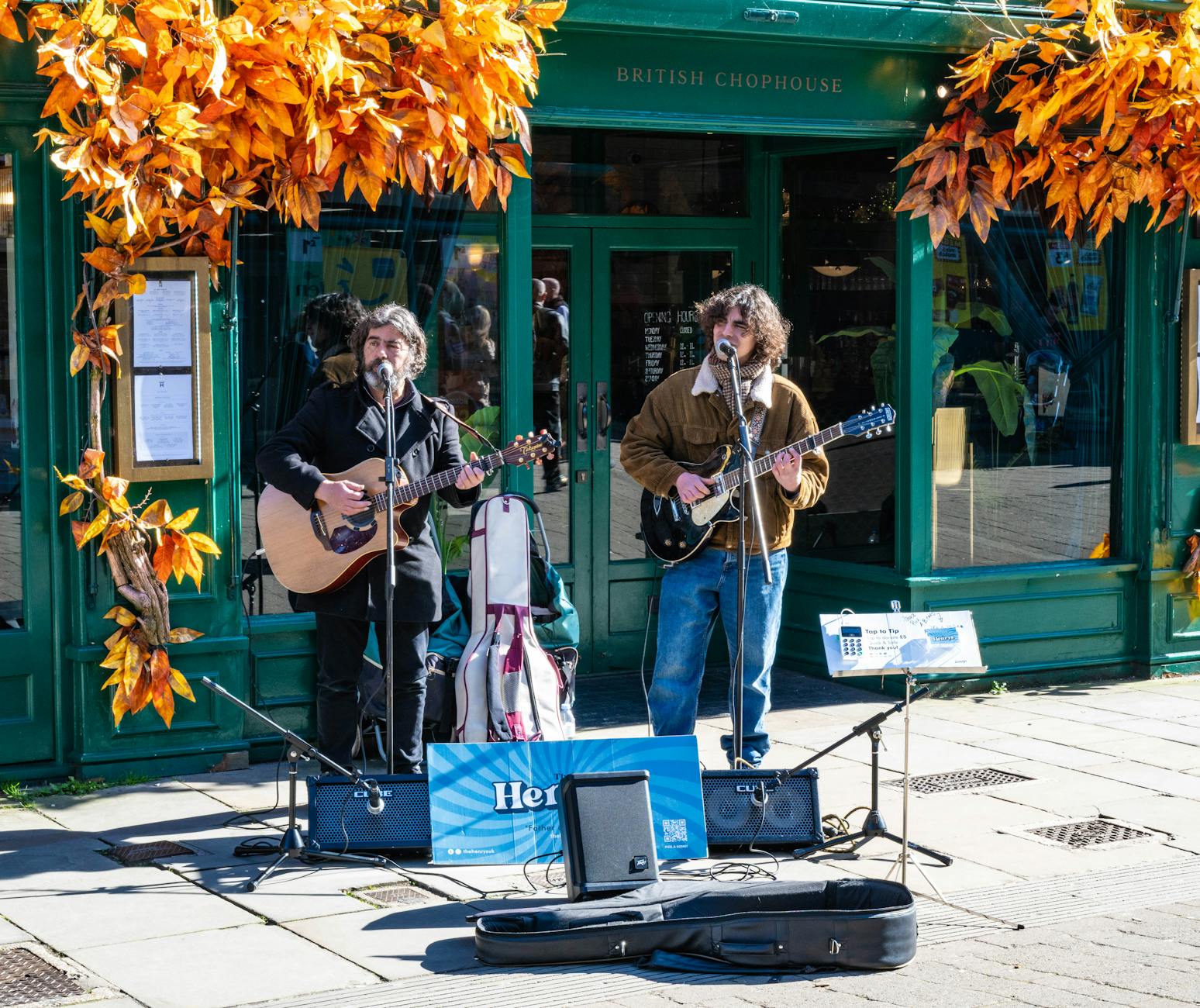 busker amplifier sidewalk evening (Photo: Richard Harris / Pexels)
