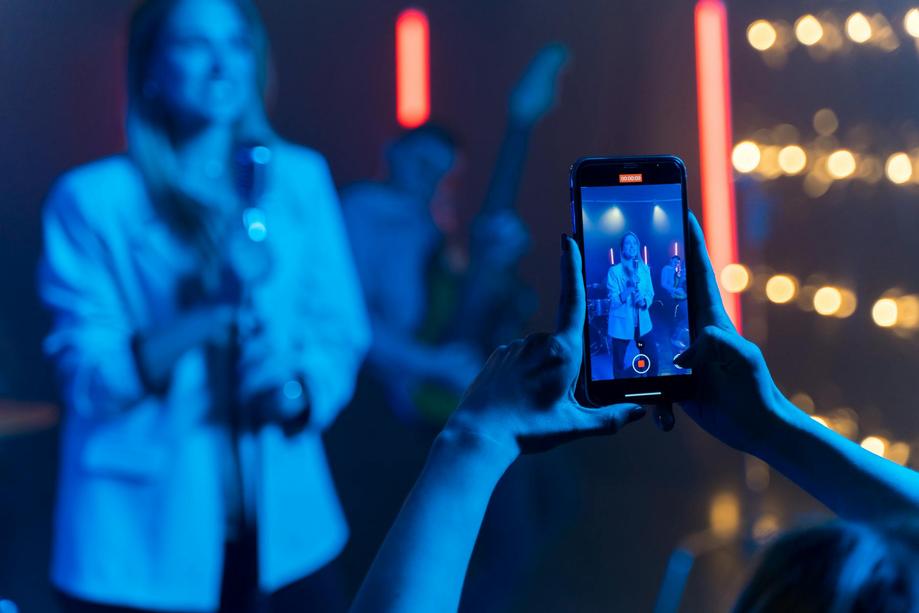 musician filming smartphone park (Photo: AI25.Studio AI GENERATIVE / Pexels)