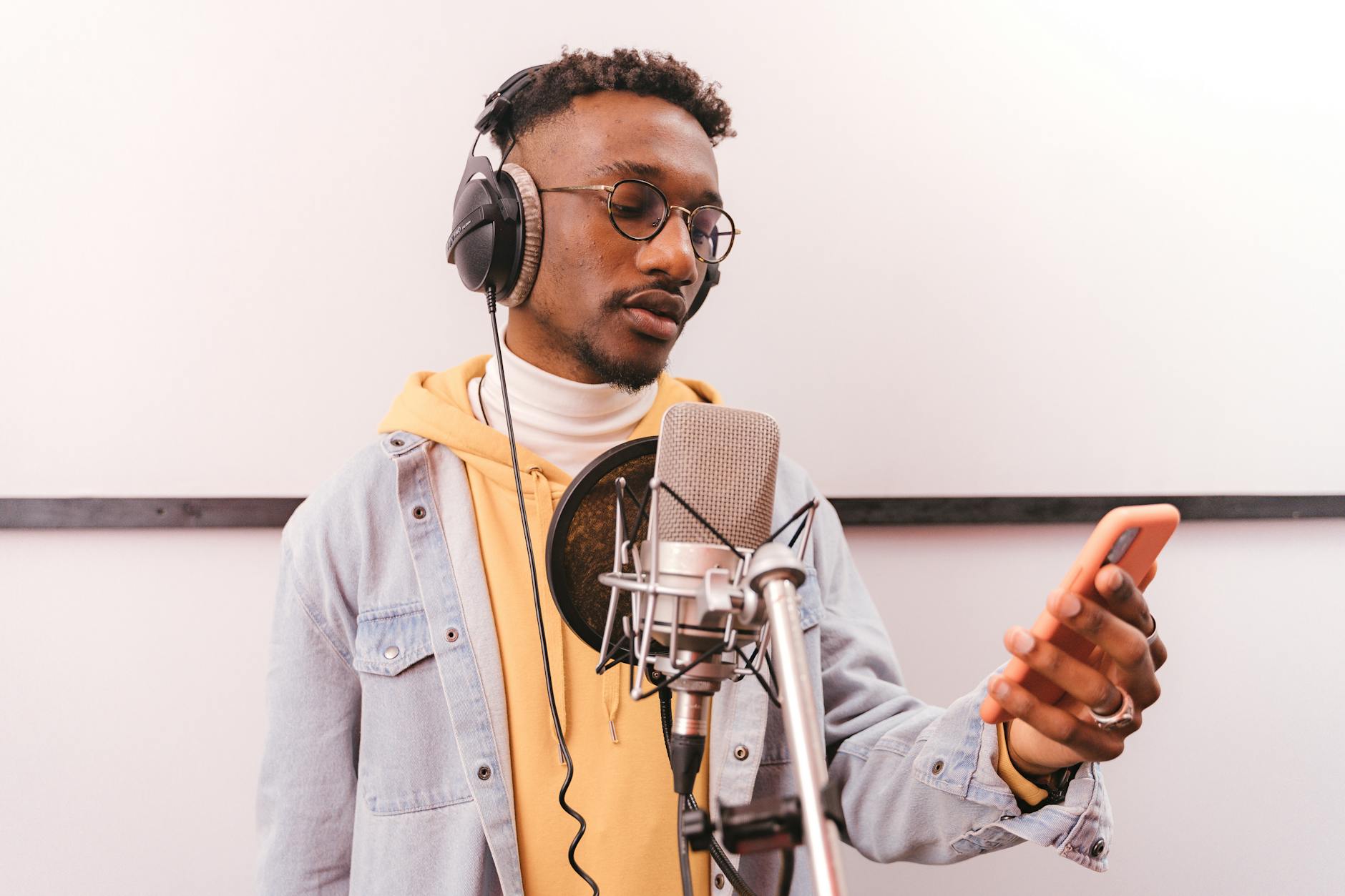 musician smartphone recording outdoor (Photo: AI25.Studio AI GENERATIVE / Pexels)