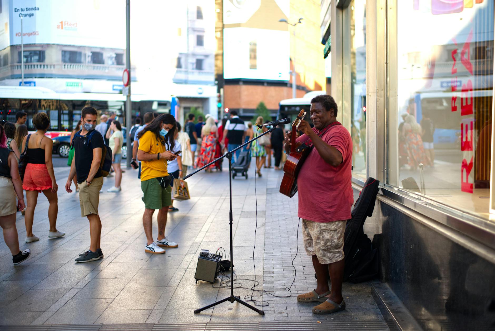 busker amplifier sidewalk evening (Photo: Gonzalo Carlos Novillo Lapeyra / Pexels)