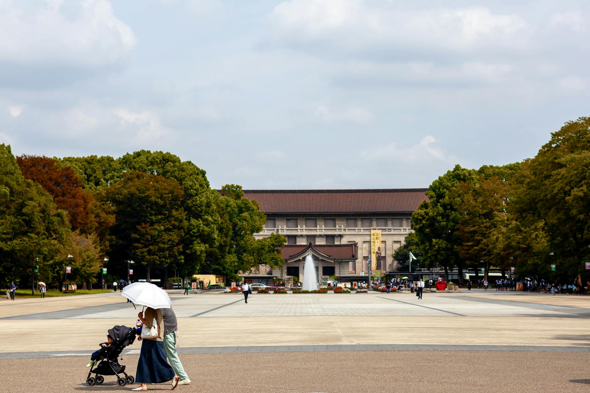 ueno park tokyo fountain crowd (Photo: Mauricio Ortiz / Pexels)