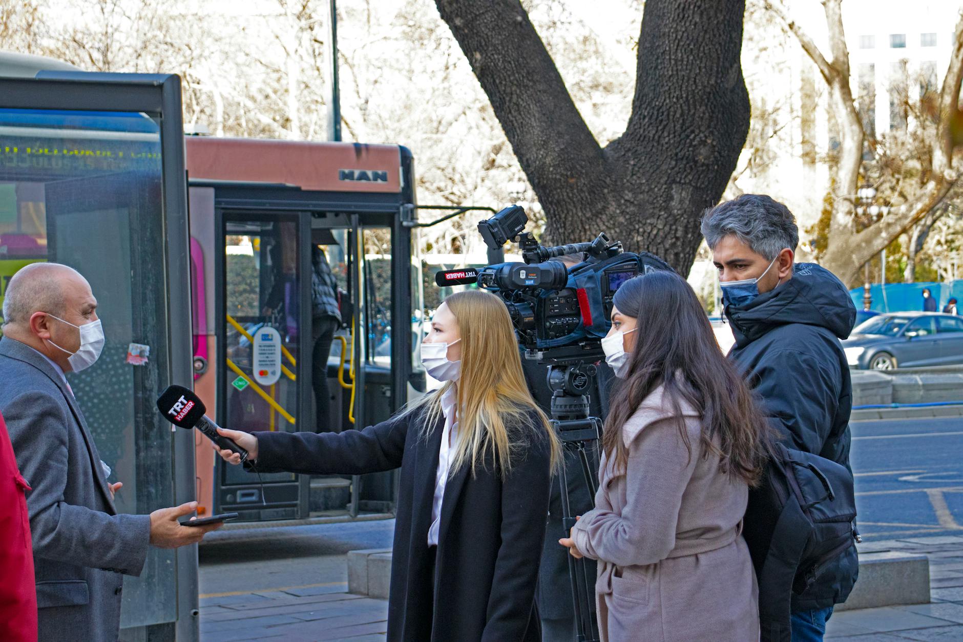journalist interviewing musician (Photo: Volkan Erdek / Pexels)