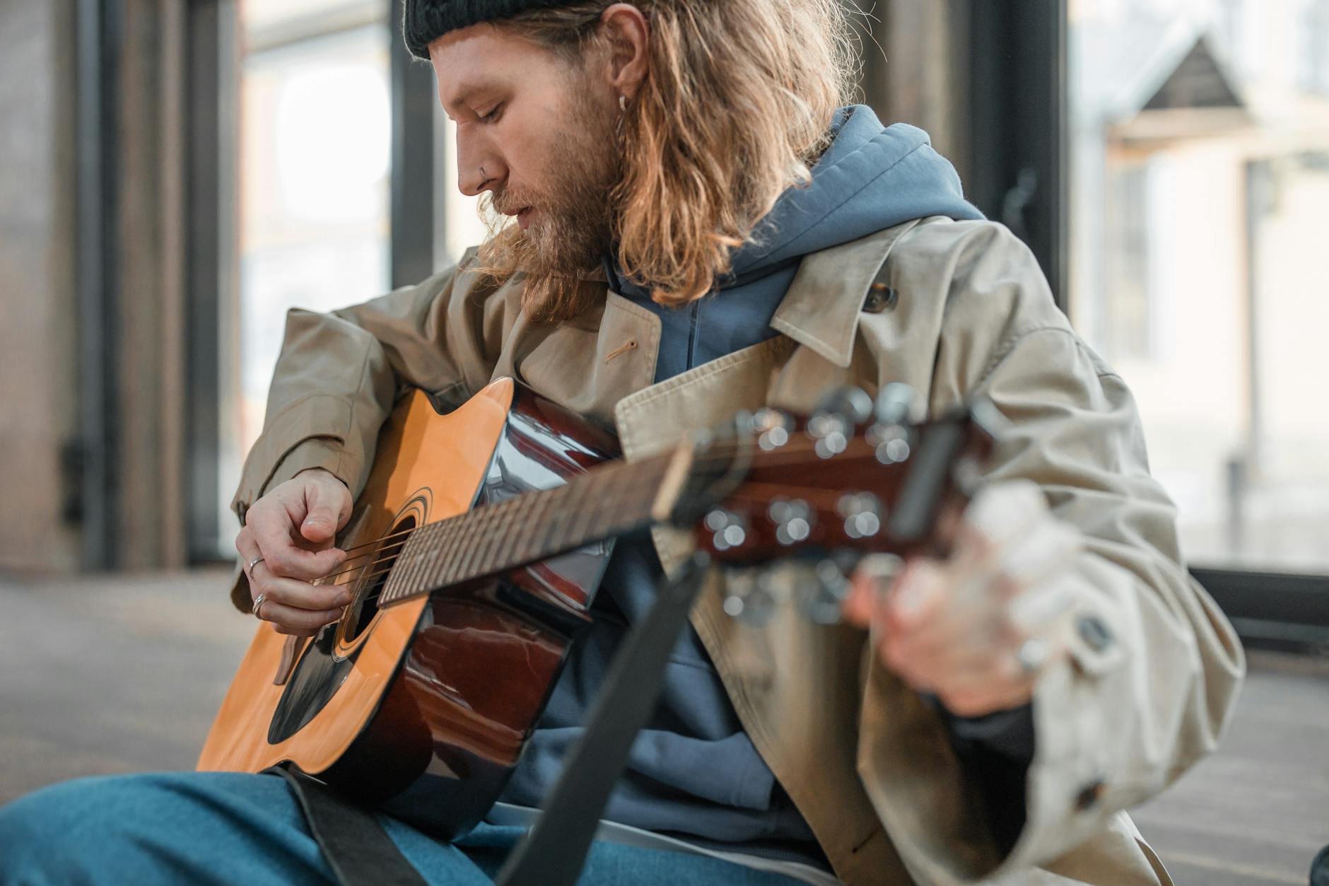 kawasaki street musician acoustic guitar (Photo: Ron Lach / Pexels)