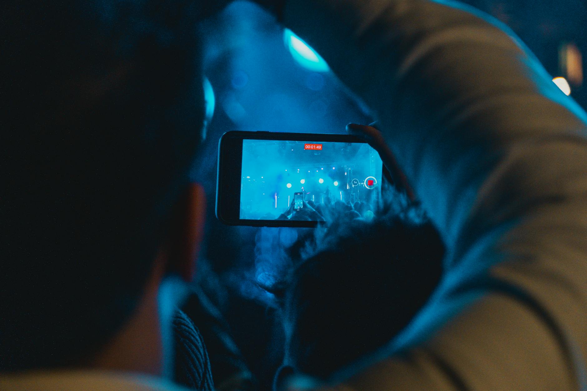 musician smartphone recording outdoor (Photo: Görkem Cetinkaya / Pexels)