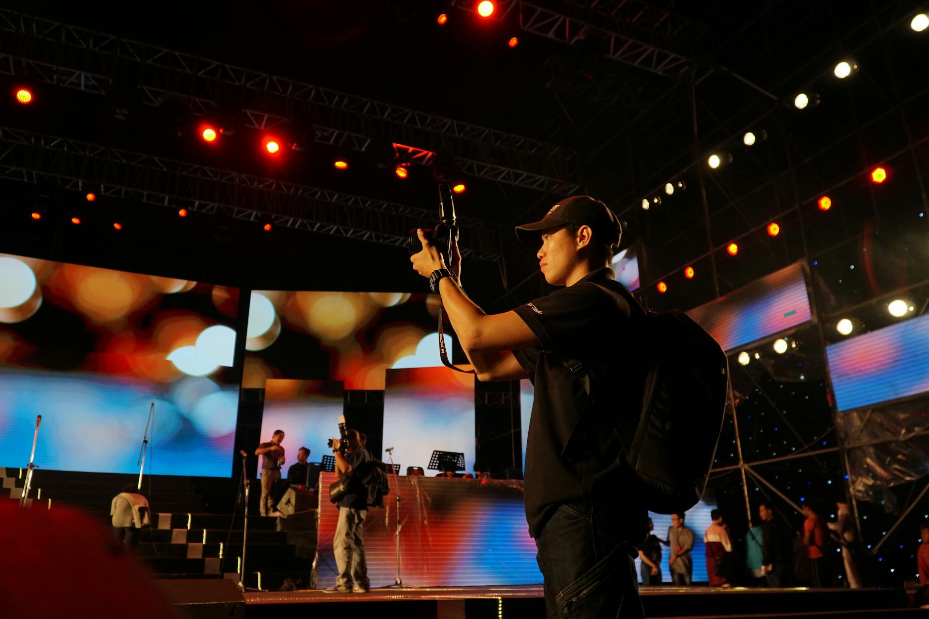 concert event crew (Photo: AN Nhol / Pexels)
