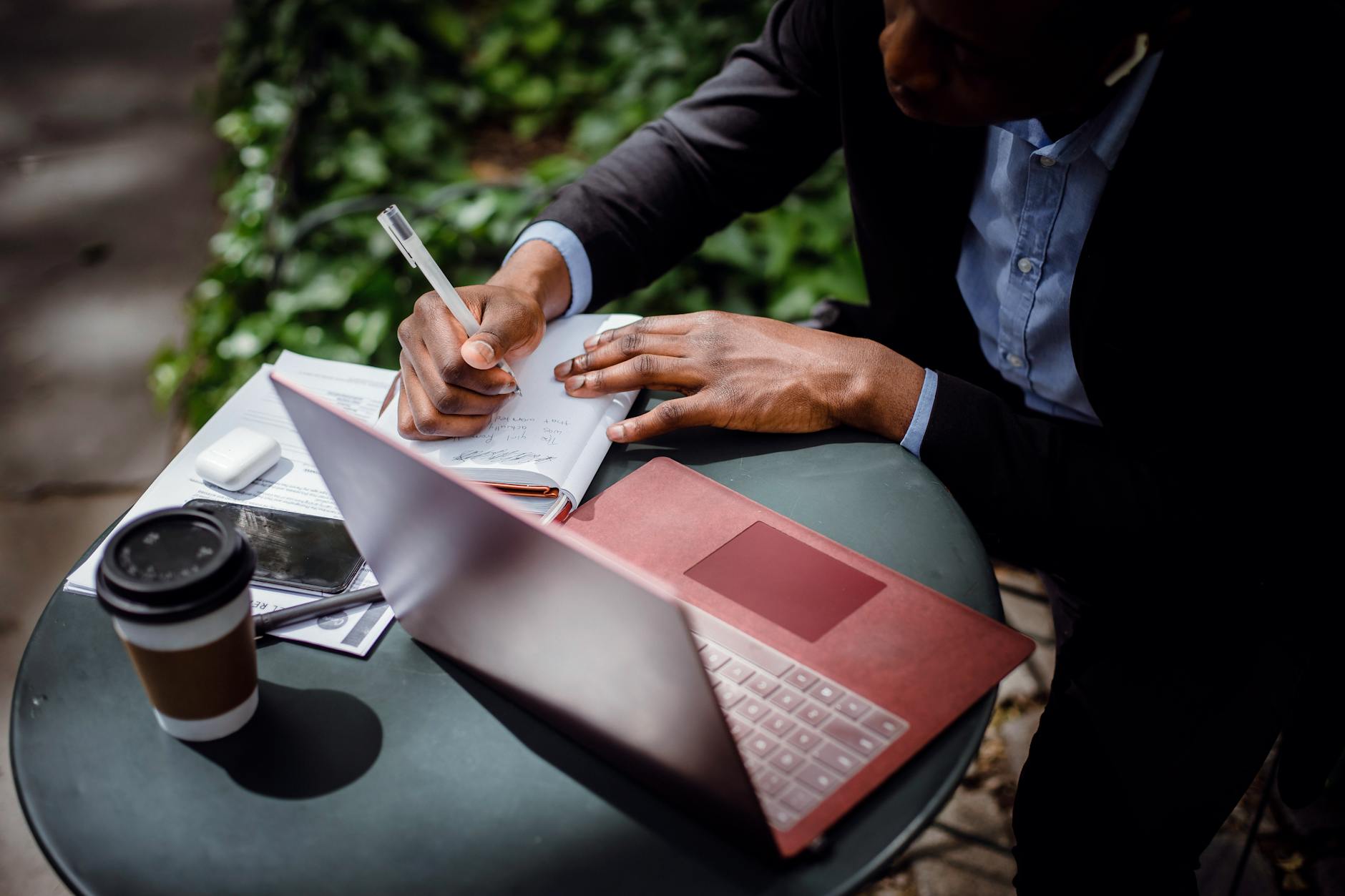 writer working laptop coffee (Photo: Ketut Subiyanto / Pexels)