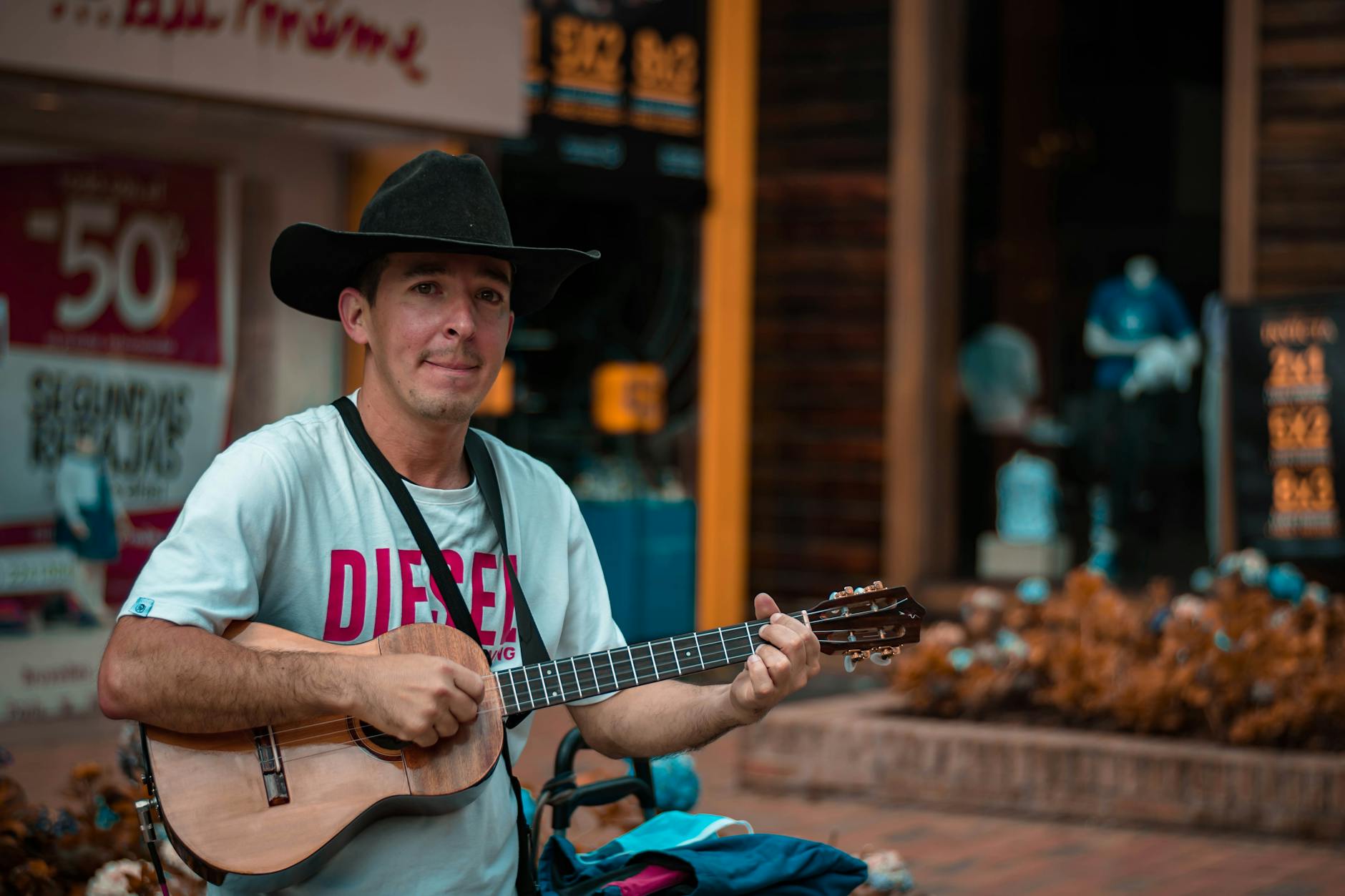 busker acoustic guitar plaza (Photo: Alan Garzón / Pexels)