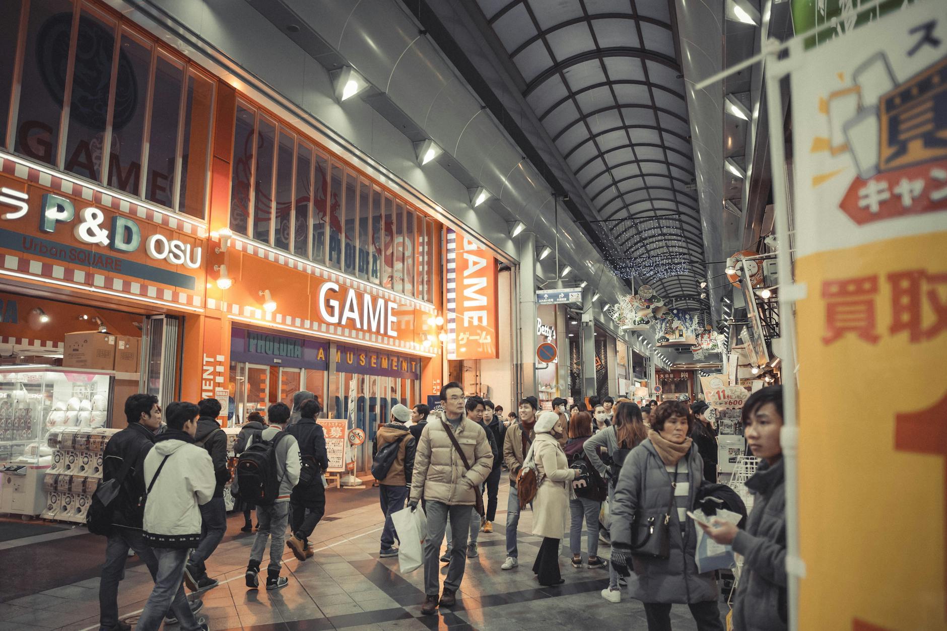 busker shopping arcade japan (Photo: Dex Planet / Pexels)