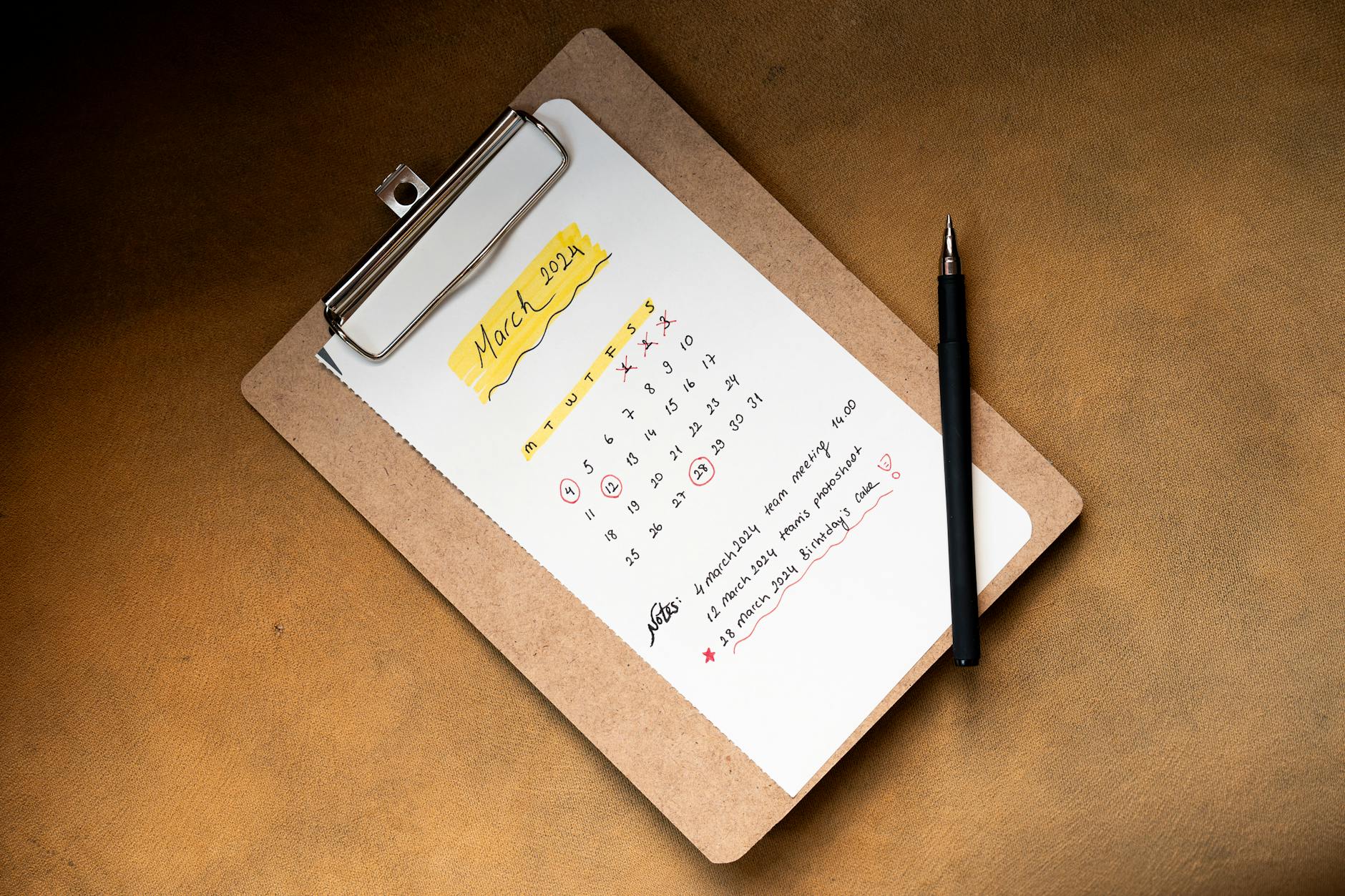 event planner meeting clipboard (Photo: Ahmed ؜ / Pexels)