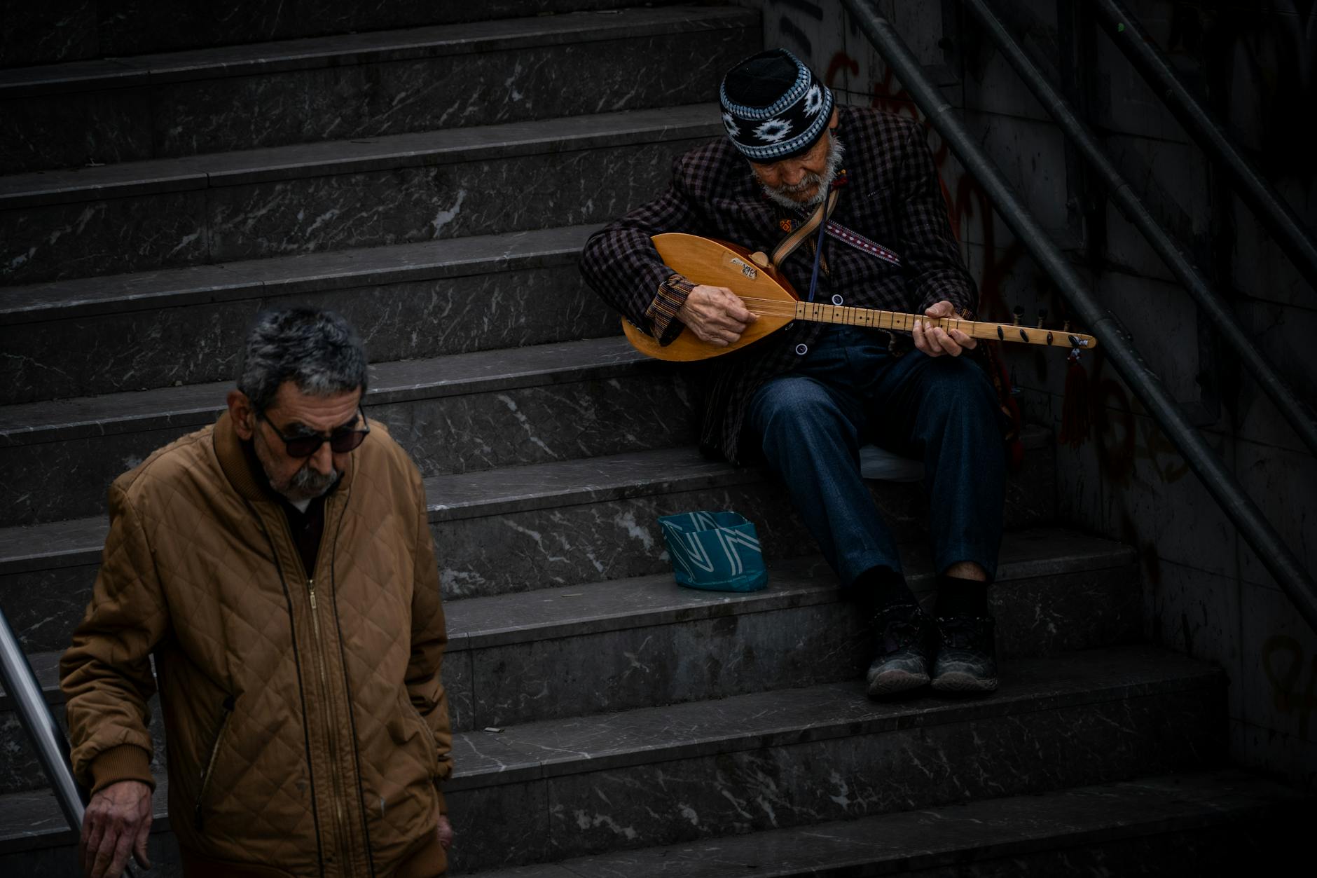 busker amplifier sidewalk people (Photo: Enes Tarık Eslemez / Pexels)
