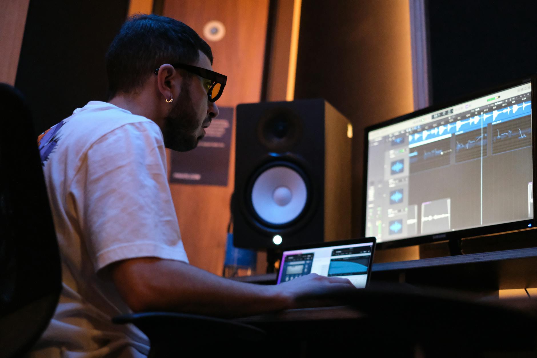 producer working daw screen (Photo: Nunzio La Rosa / Pexels)