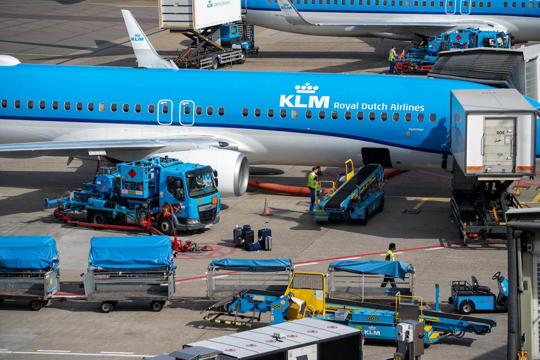 tour crew loading equipment (Photo: Martijn Stoof / Pexels)
