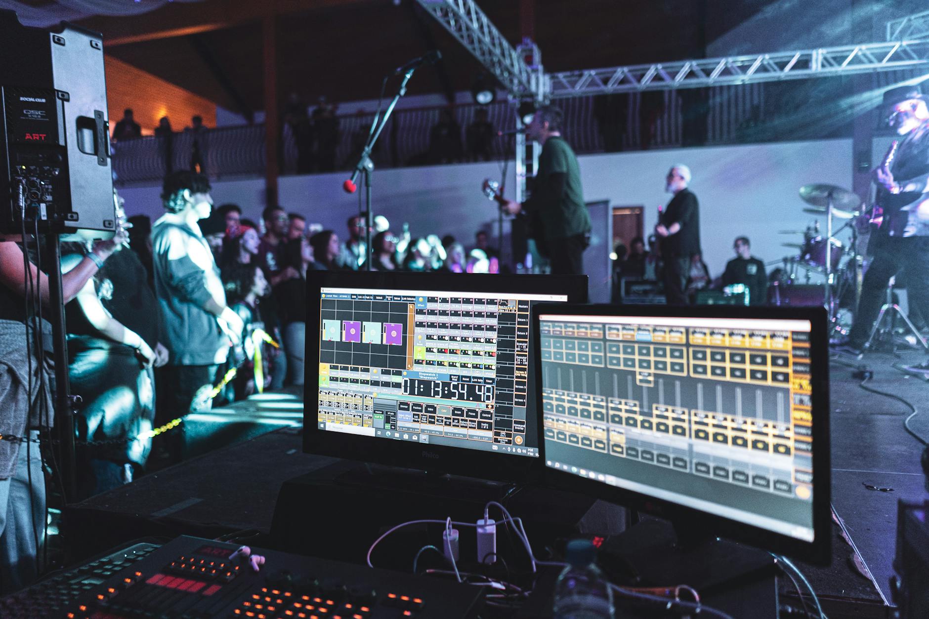 stagehand setup equipment concert (Photo: tainah ferreira / Pexels)
