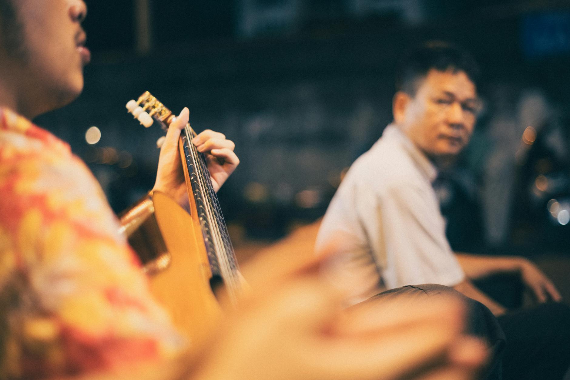 japanese street musician acoustic guitar night (Photo: Dang Hong / Pexels)