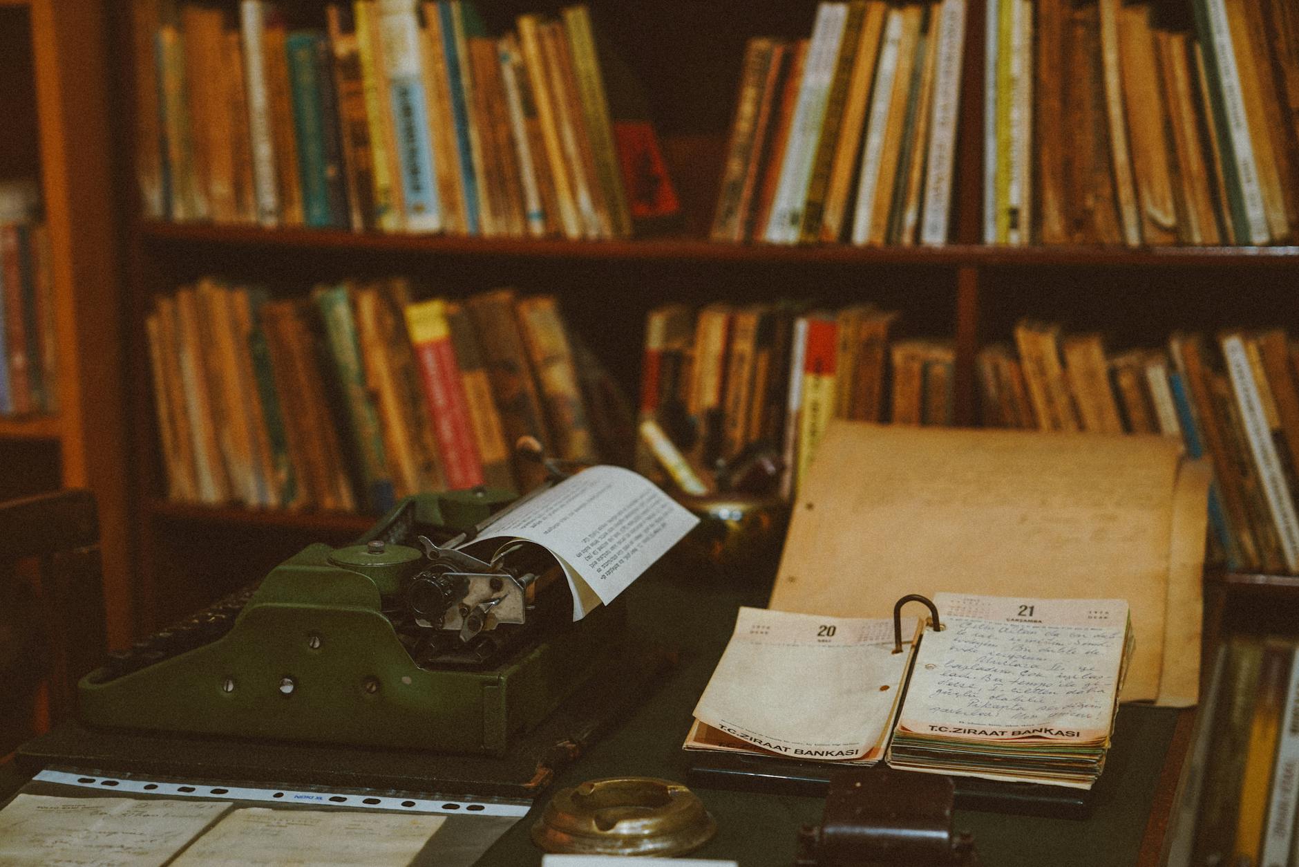 library books reading writer (Photo: Sami TÜRK / Pexels)