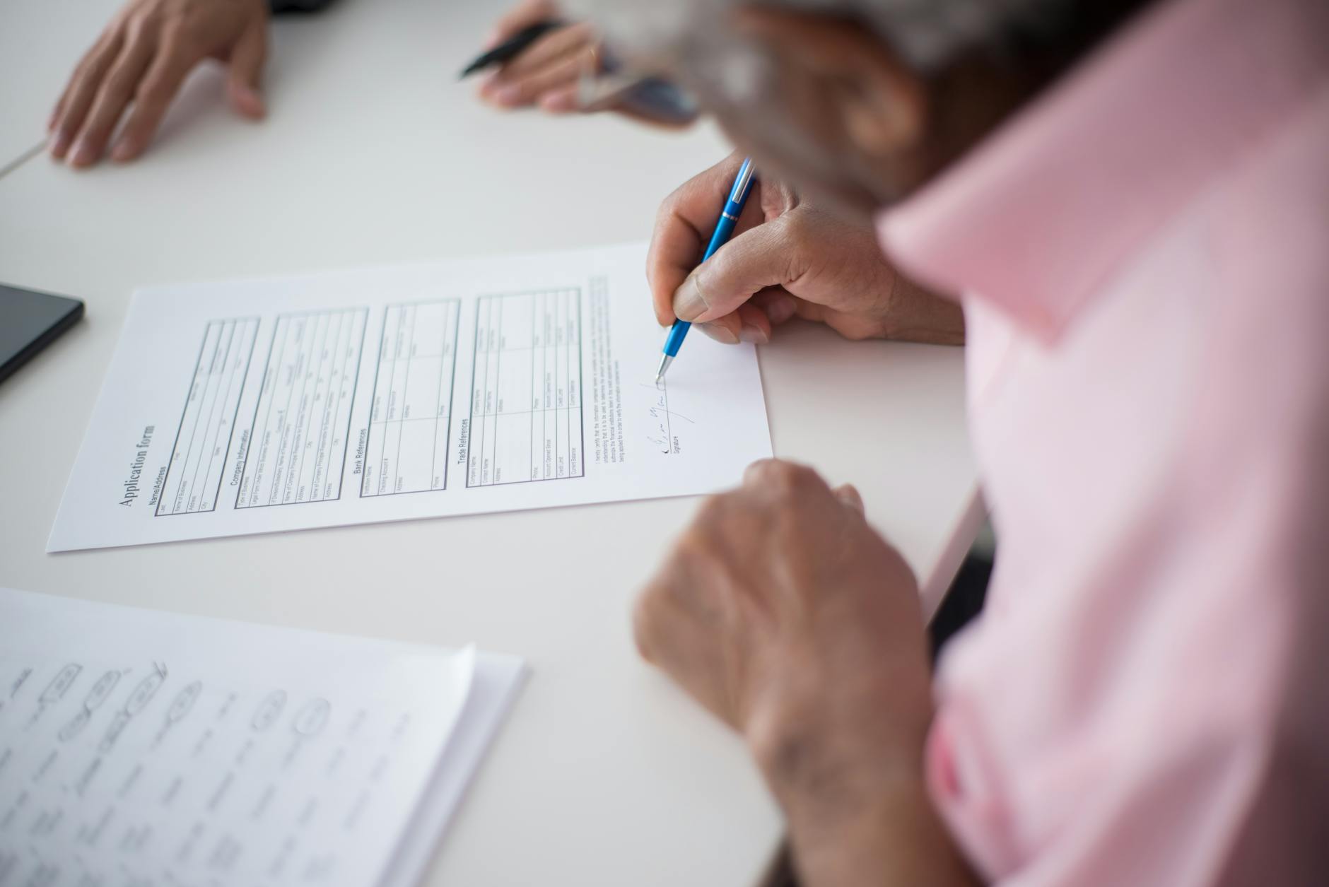 permit application document signing (Photo: Kampus Production / Pexels)