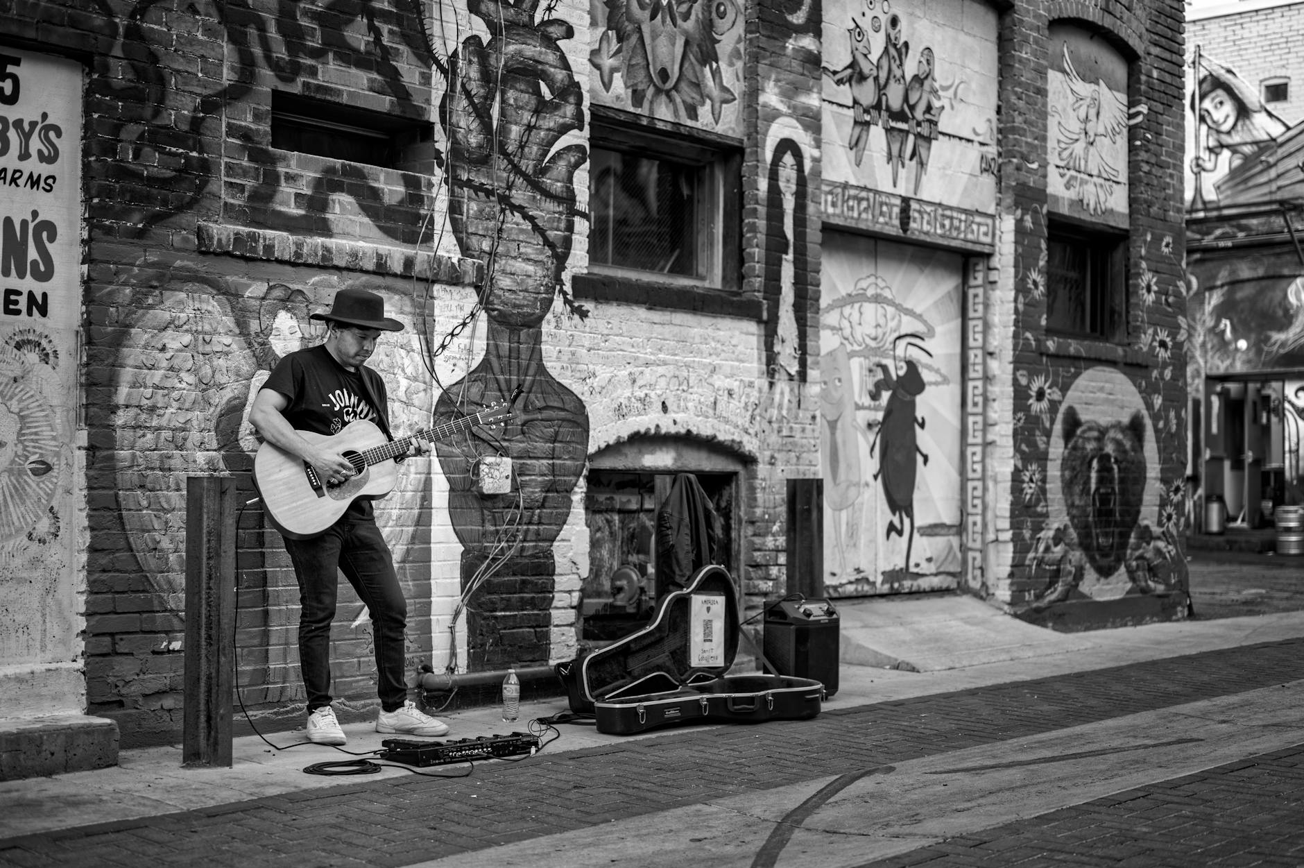 kobe street musician acoustic guitar (Photo: Brett Sayles / Pexels)