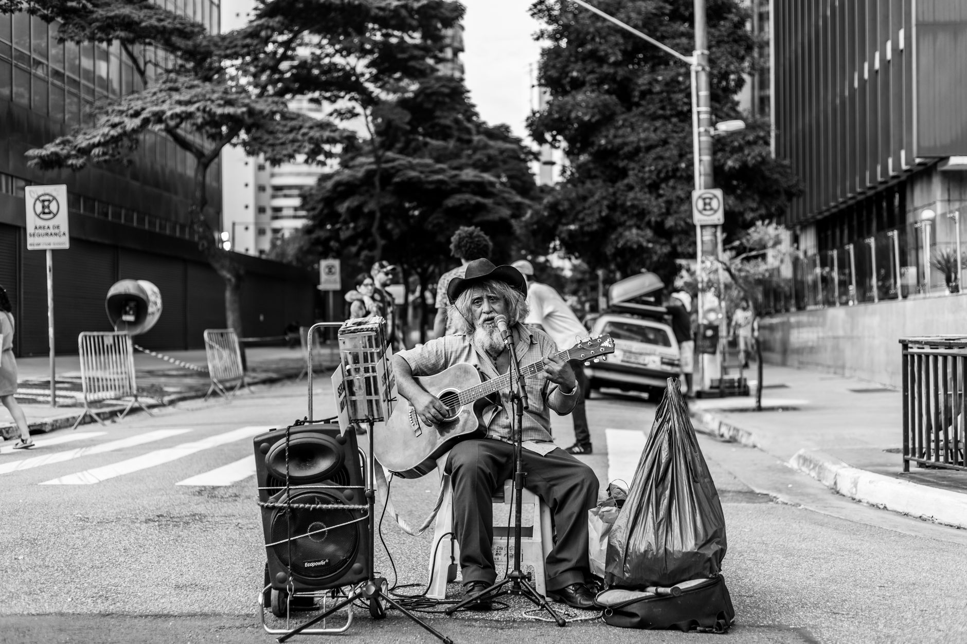 street musician acoustic guitar japan (Photo: Guilman / Pexels)