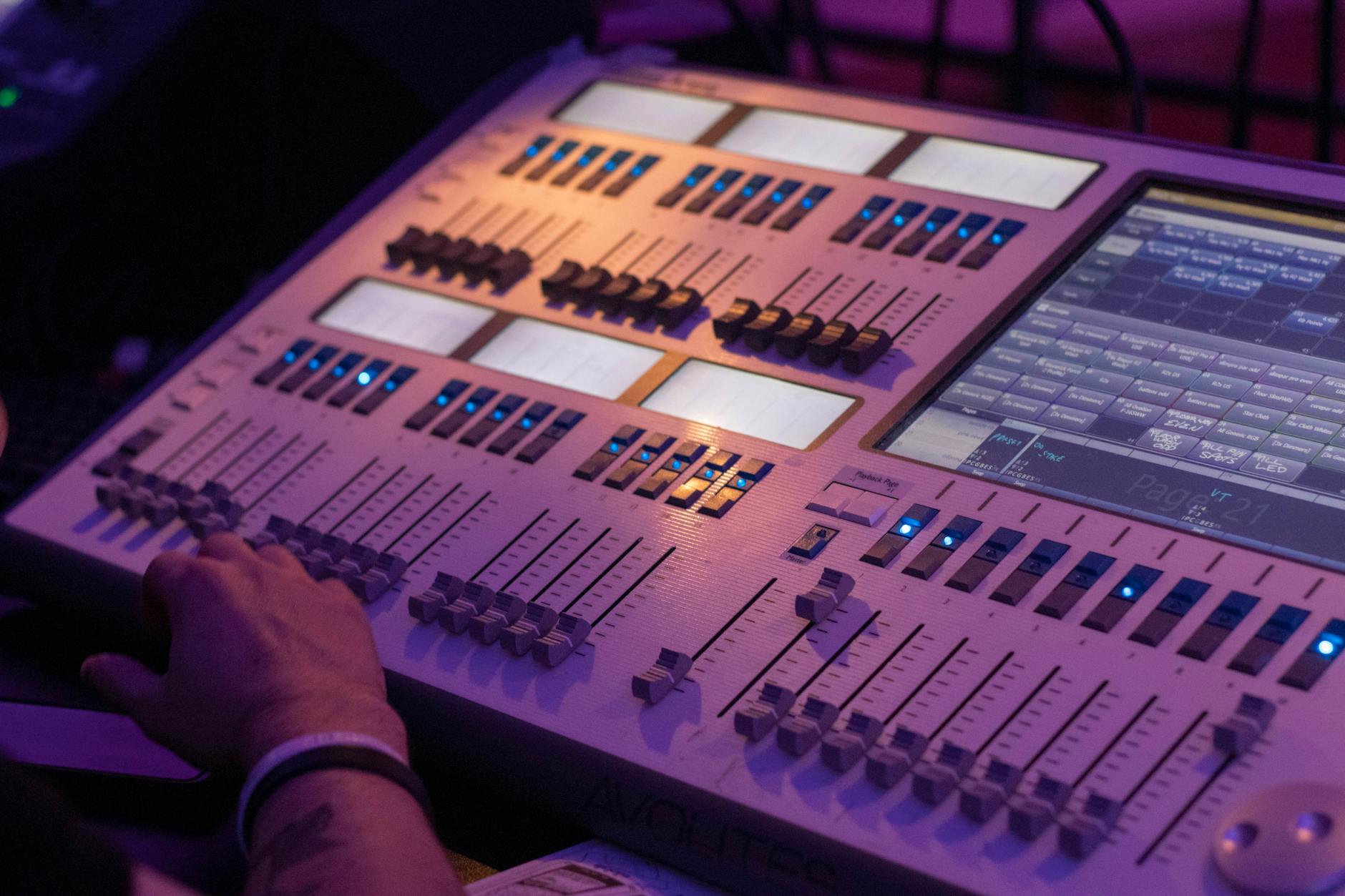 lighting technician console (Photo: Yusuf Miah / Pexels)