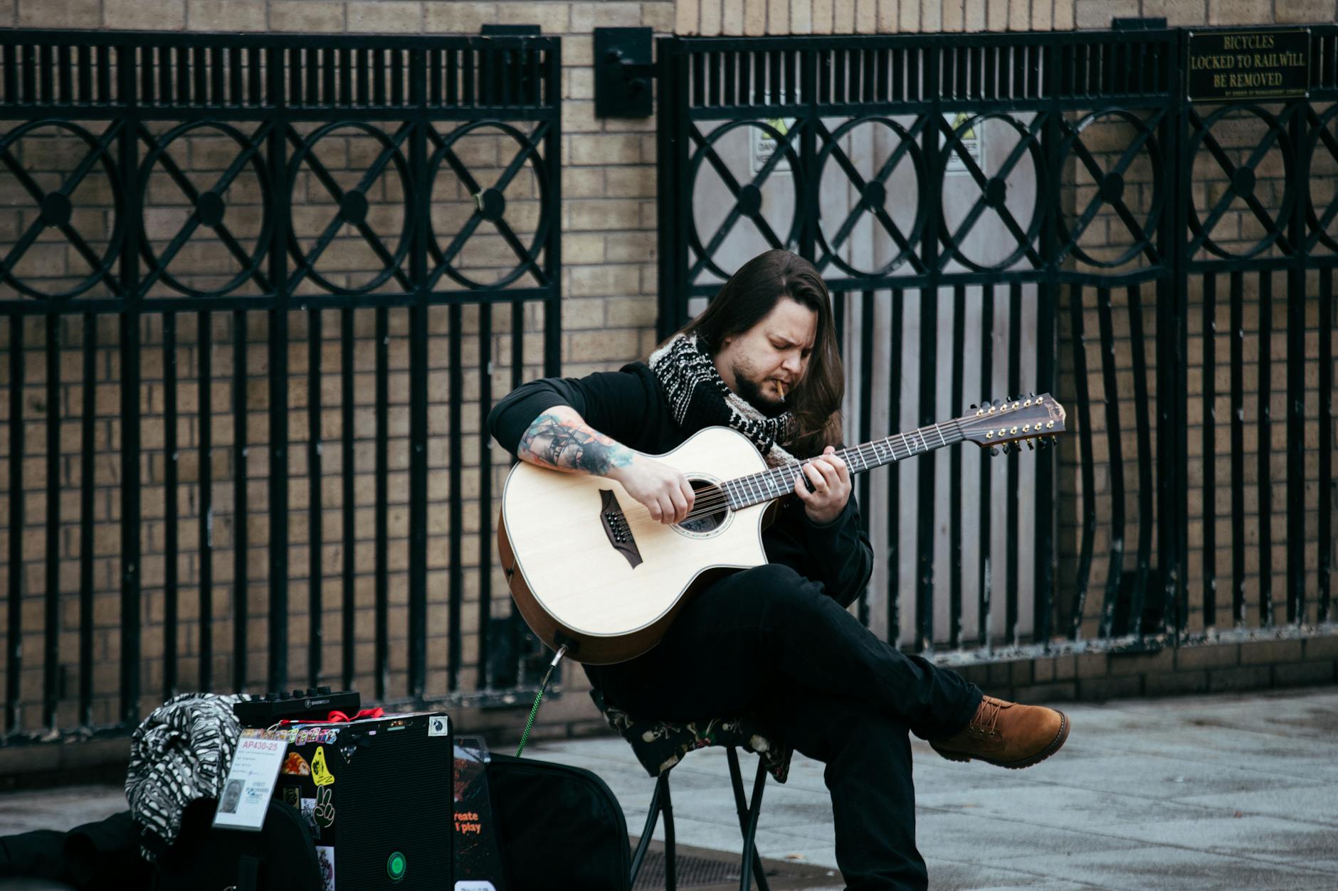 busker amplifier sidewalk evening (Photo: atelierbyvineeth . . . / Pexels)