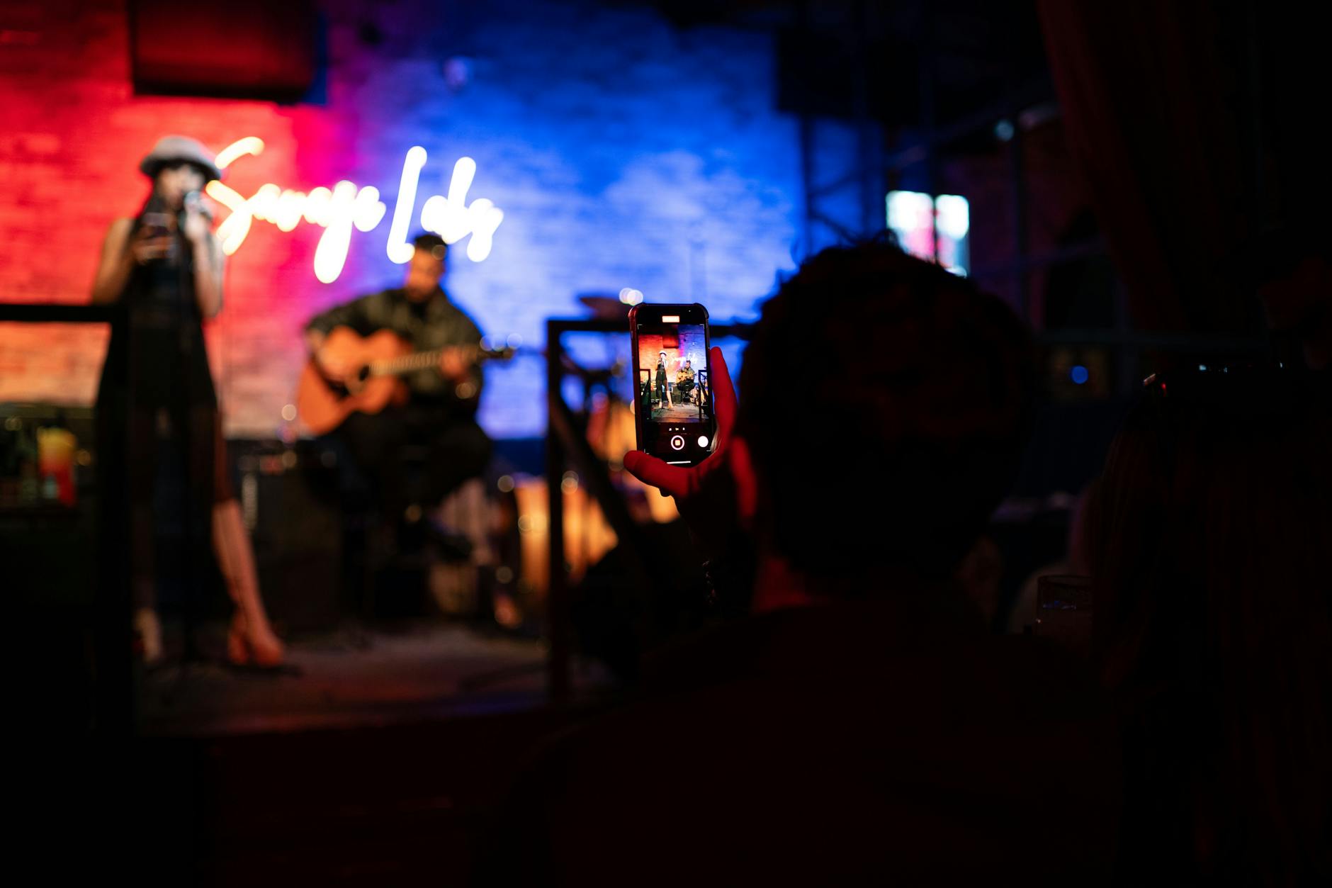 musician smartphone recording outdoor (Photo: Sydney Sang / Pexels)