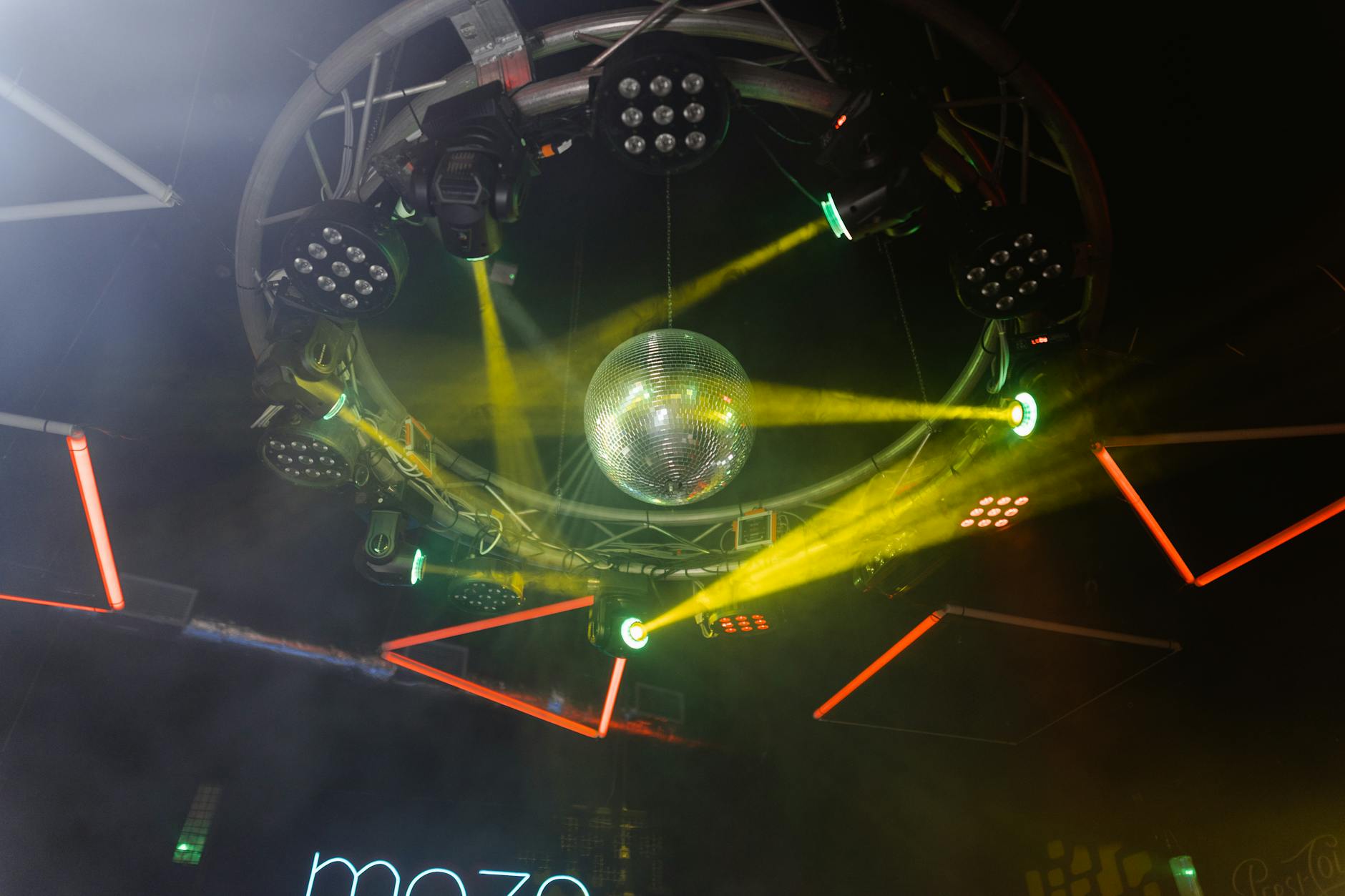 stage truss rigging (Photo: MART  PRODUCTION / Pexels)