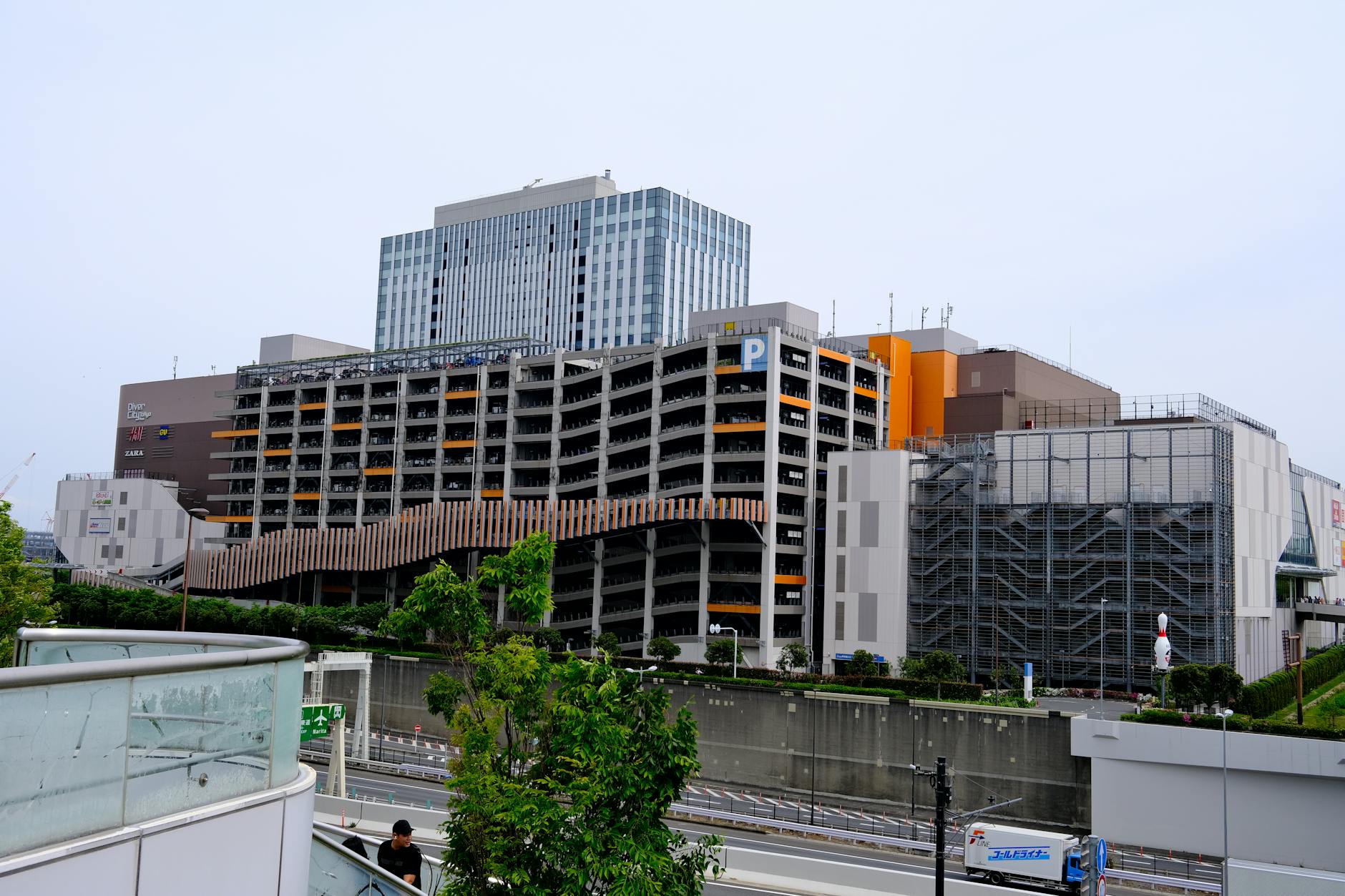 modern shopping mall plaza japan (Photo: Huu Huynh / Pexels)