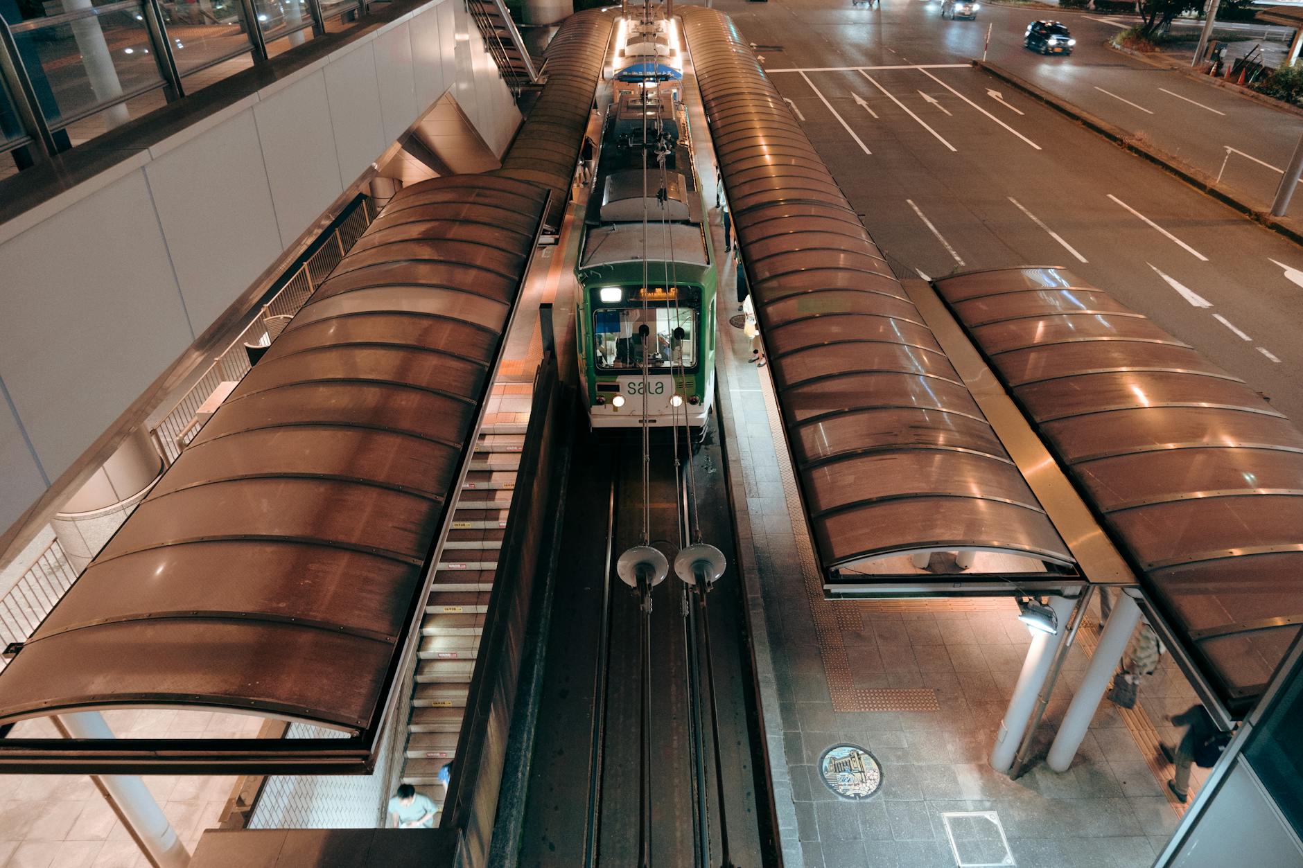 kawasaki evening station lights (Photo: Huu Huynh / Pexels)