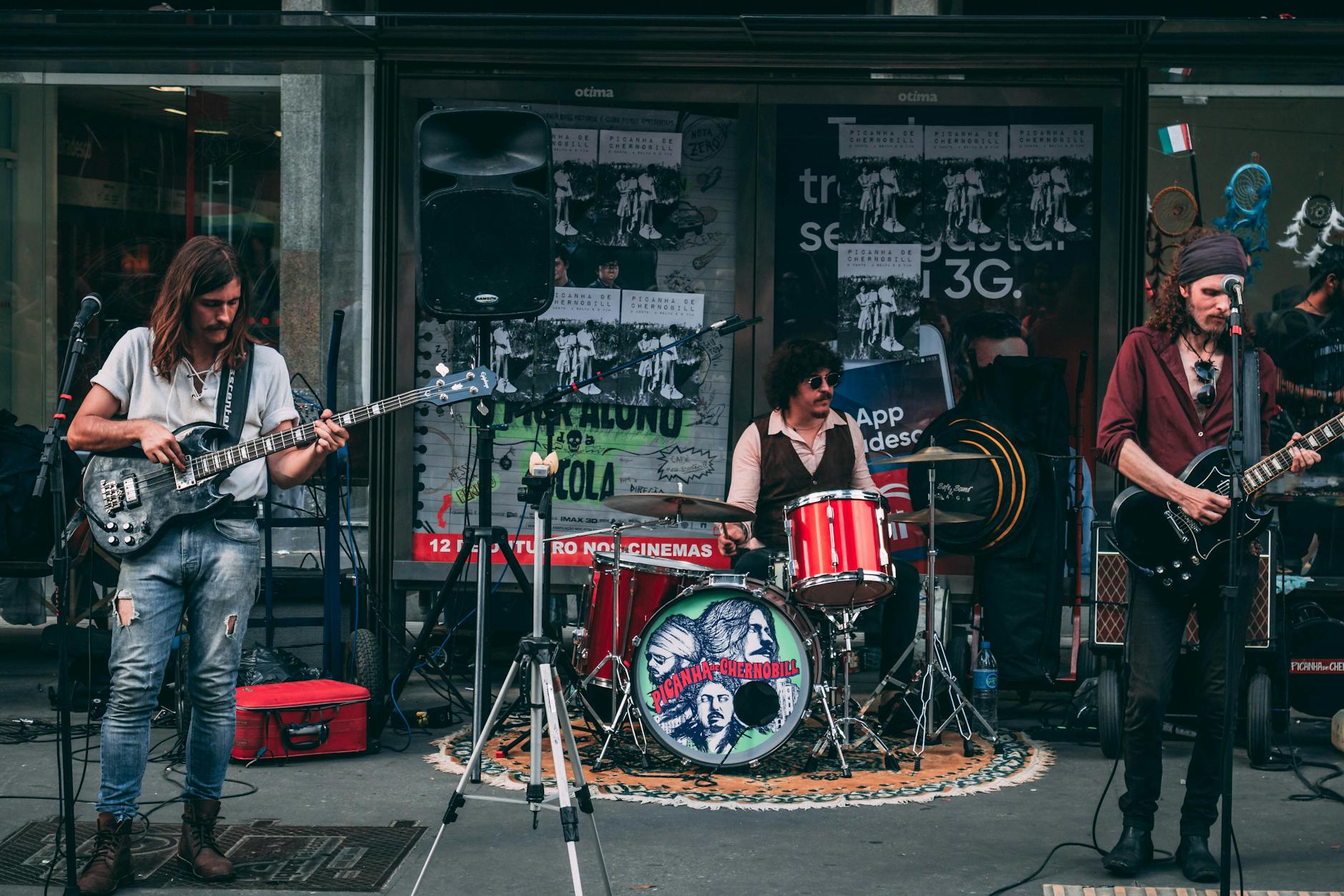 busker amplifier sidewalk people (Photo: Athena Sandrini / Pexels)