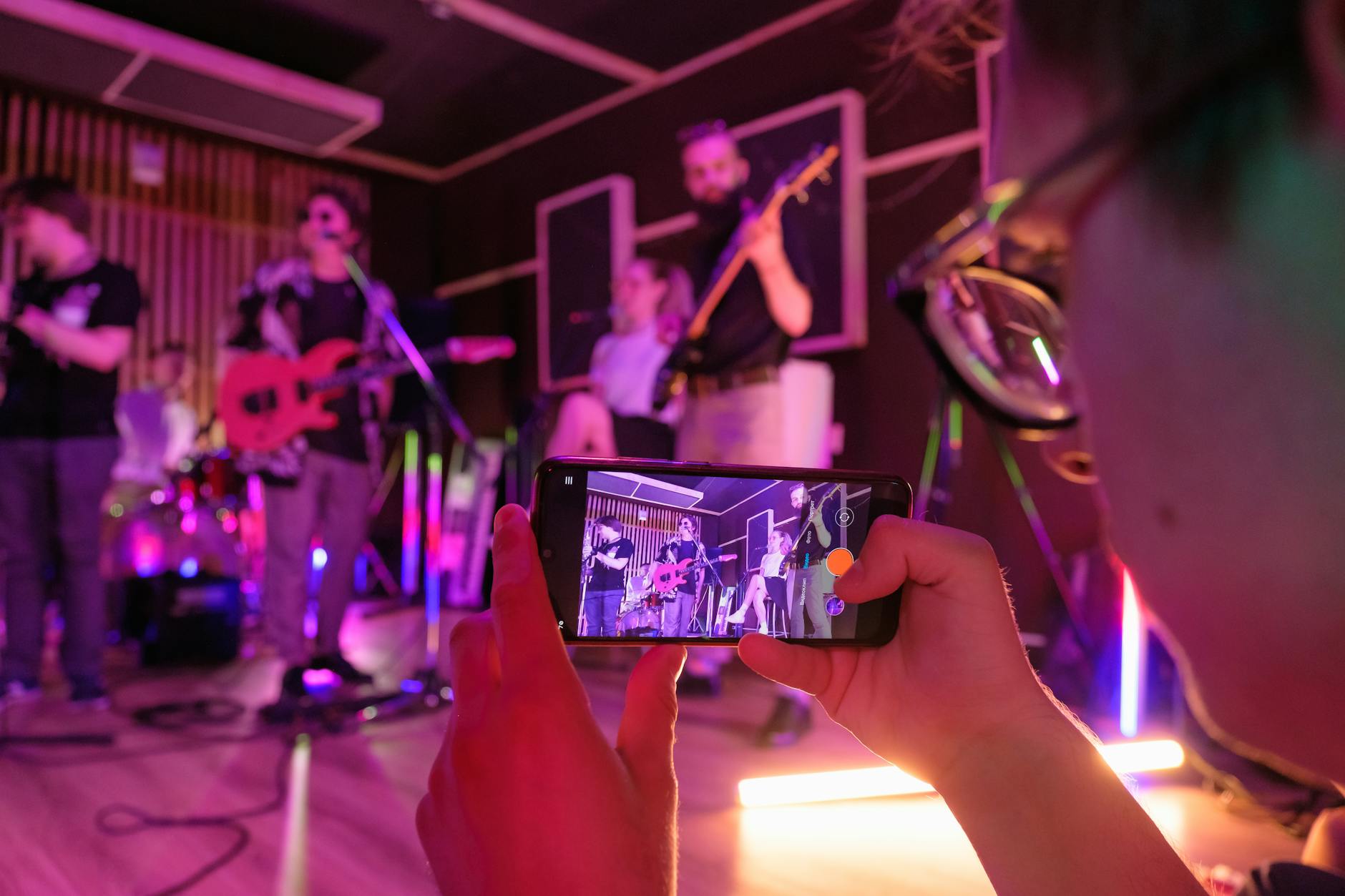 musician smartphone recording outdoor (Photo: Big Bag Films / Pexels)